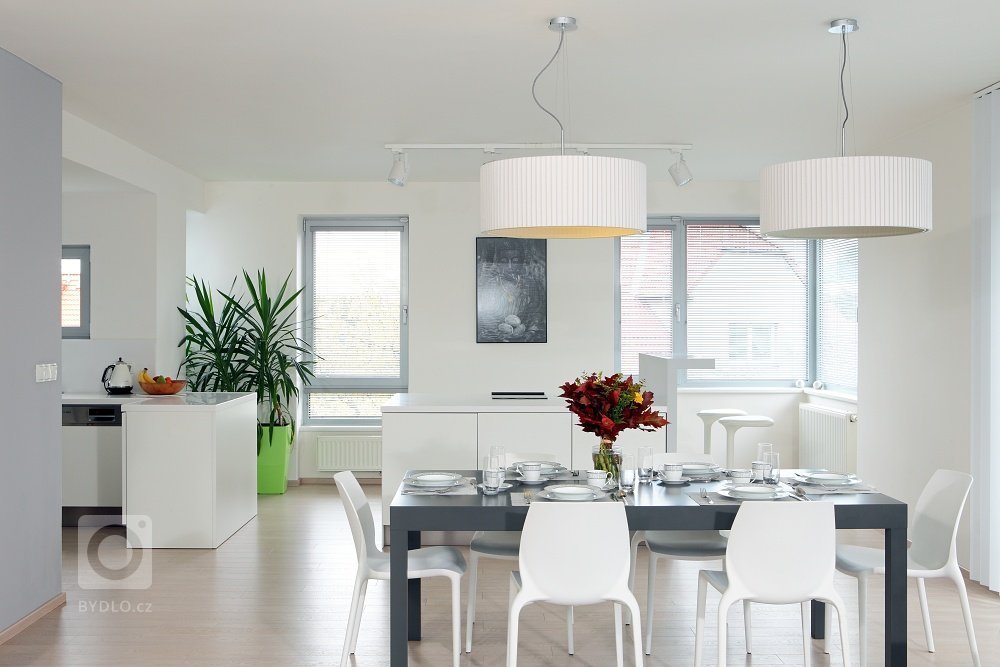 Světlý čistý a vzduný interiér vily na Bílé Hoře
