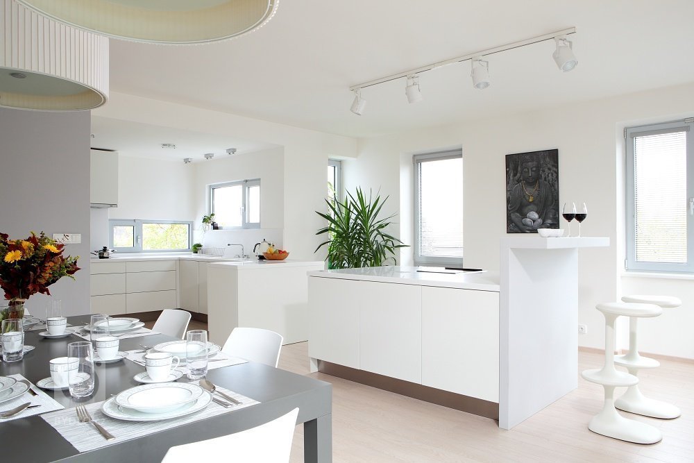 Světlý čistý a vzduný interiér vily na Bílé Hoře
