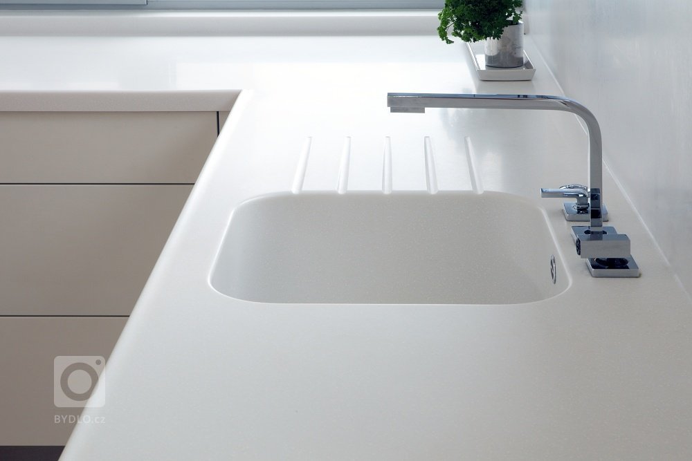 Světlý čistý a vzduný interiér vily na Bílé Hoře
