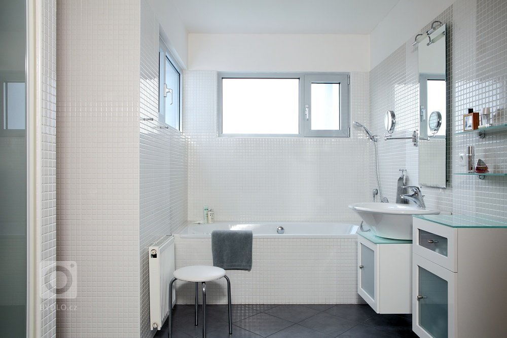 Světlý čistý a vzduný interiér vily na Bílé Hoře
