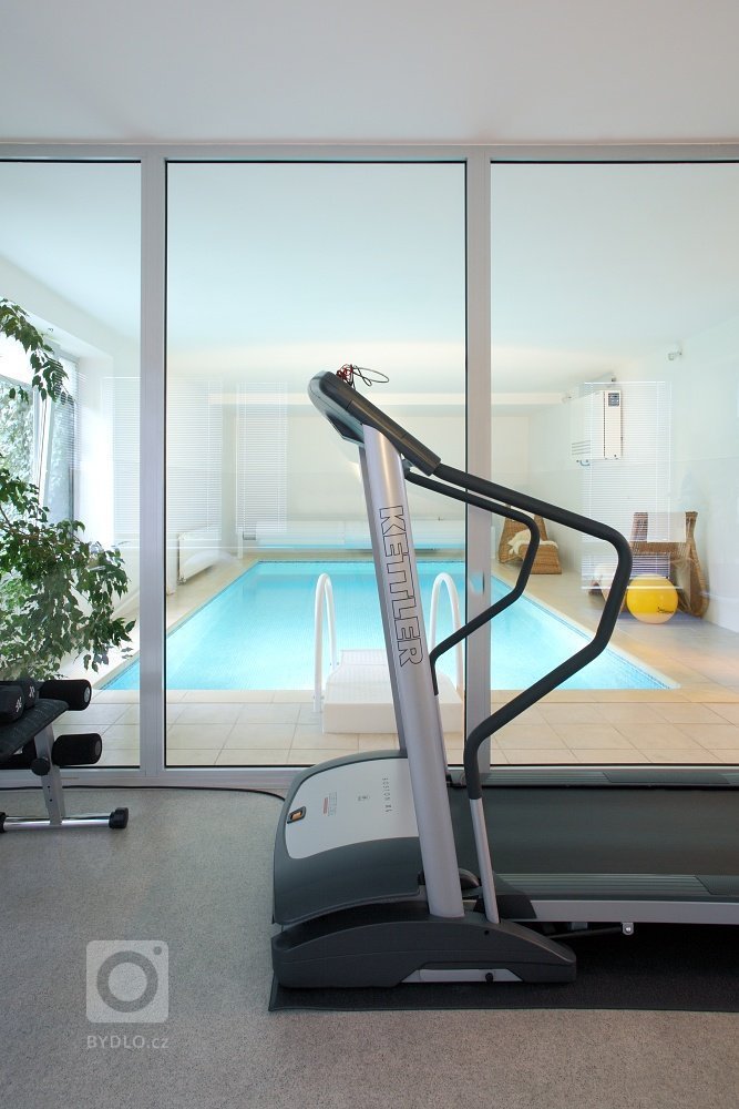 Světlý čistý a vzduný interiér vily na Bílé Hoře
