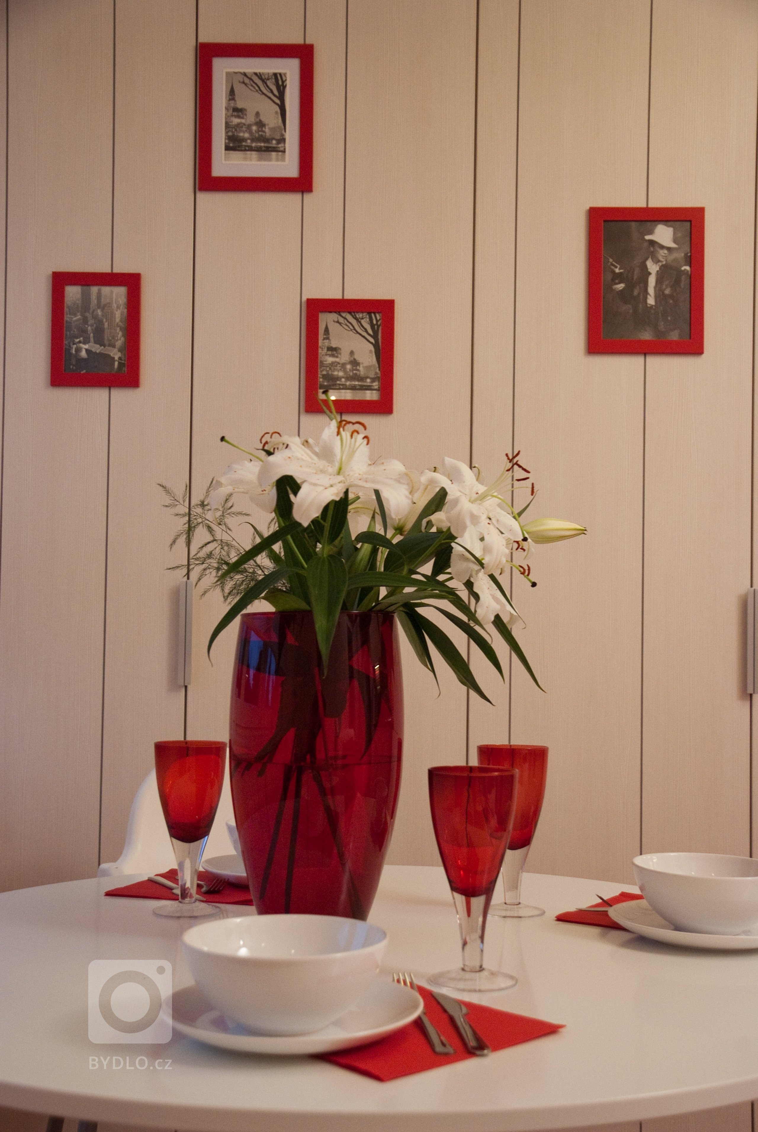 Malý být, který jsme se snažily navrhnout tak, aby byl maximálně využitý a přitom působil odlehčeně a hravě.
