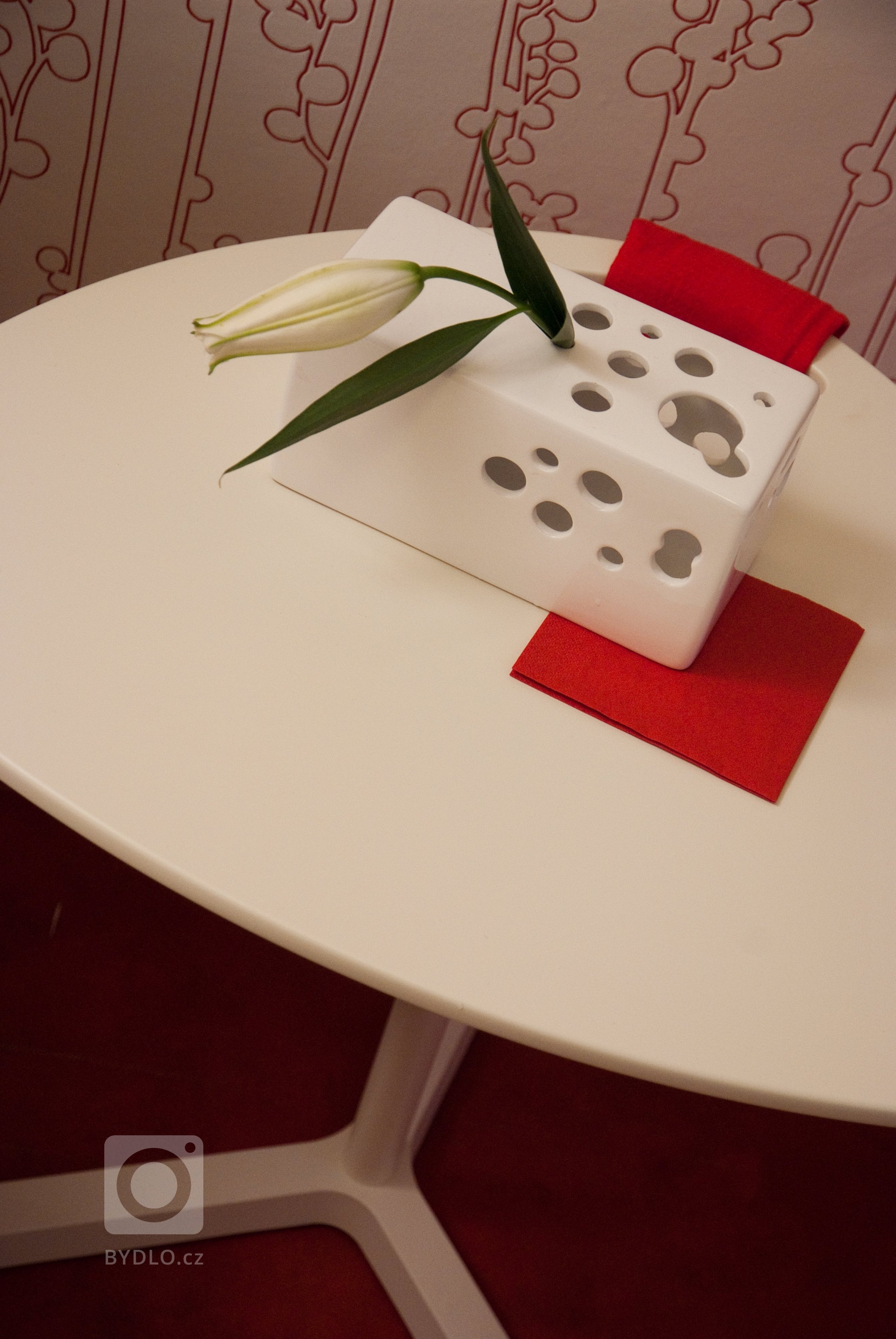 Malý být, který jsme se snažily navrhnout tak, aby byl maximálně využitý a přitom působil odlehčeně a hravě.
