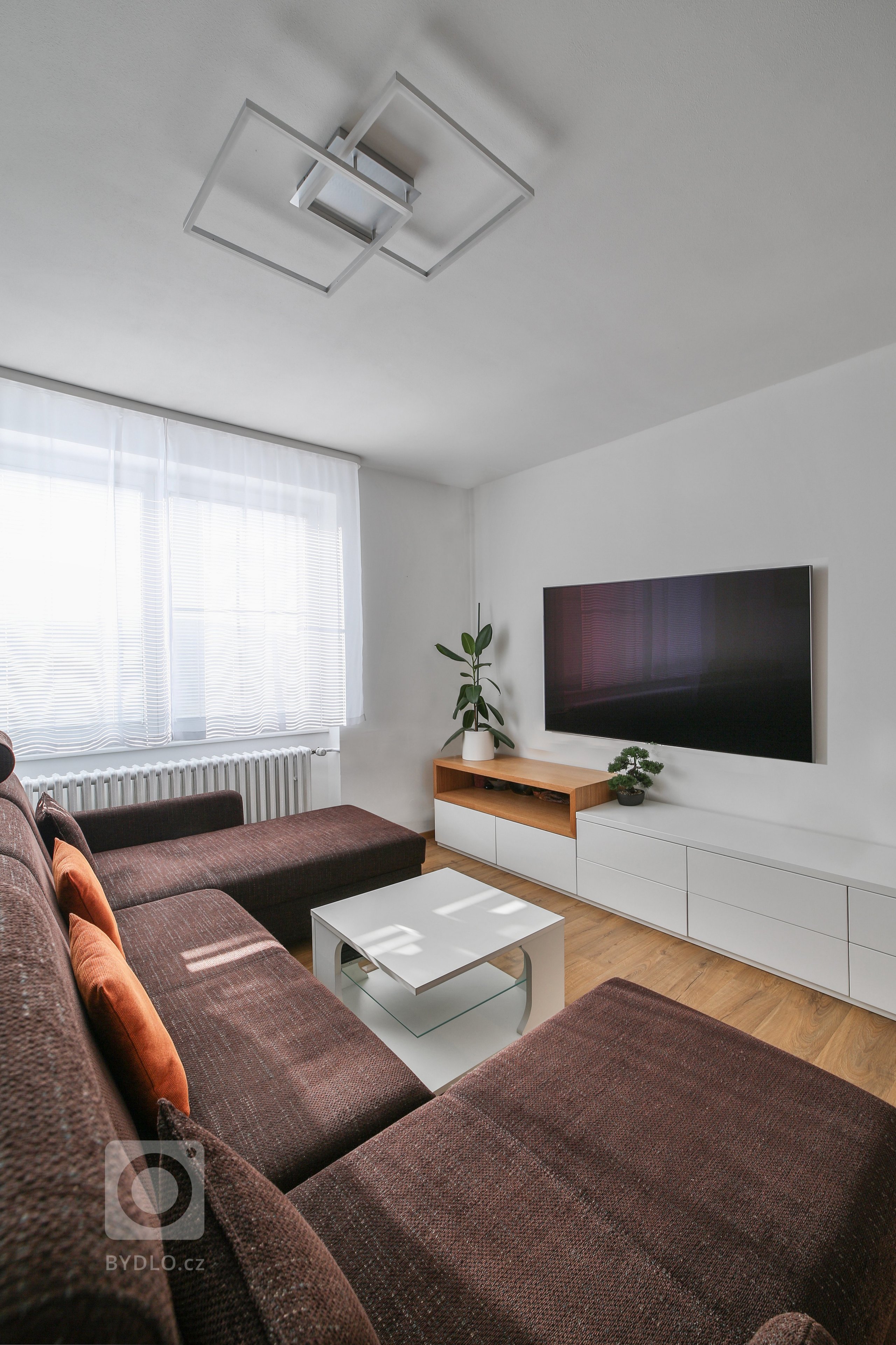 Interiér přízemí rodinného domku v Modřanech.&nbsp; Starší pár chtěl zrekonstruovat část domku, kde dlouho bydlela jejich babička. Obývací pokoj a kuchyň jsme…