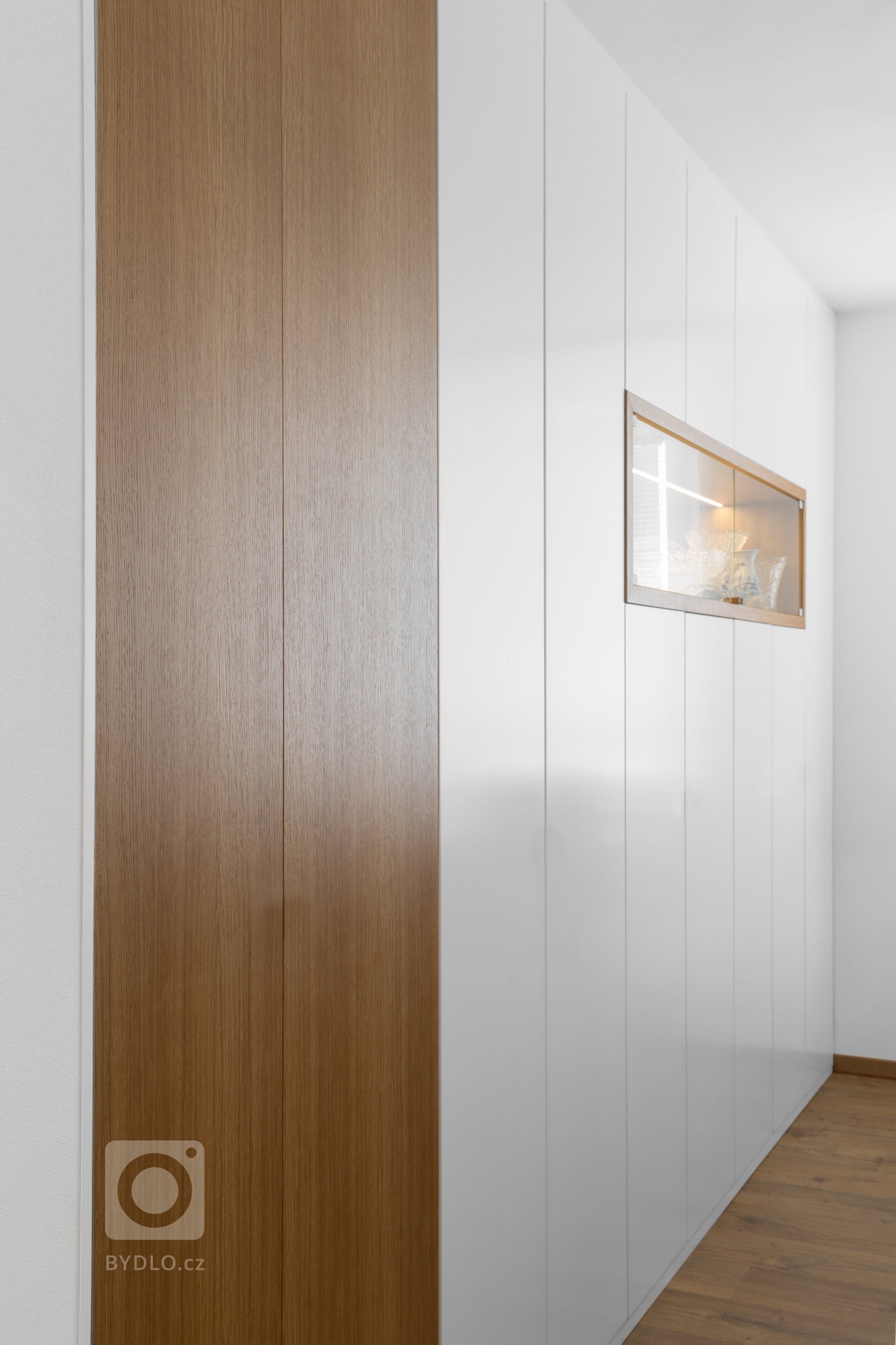 Interiér přízemí rodinného domku v Modřanech.&nbsp; Starší pár chtěl zrekonstruovat část domku, kde dlouho bydlela jejich babička. Obývací pokoj a kuchyň jsme…