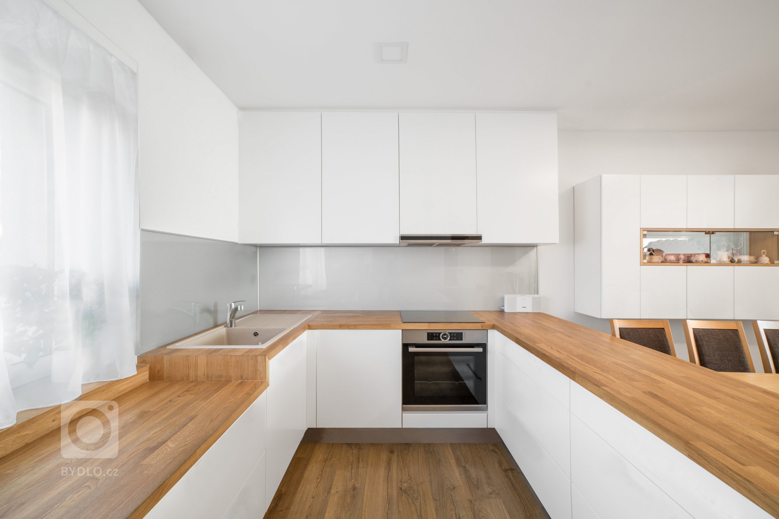 Interiér přízemí rodinného domku v Modřanech.&nbsp; Starší pár chtěl zrekonstruovat část domku, kde dlouho bydlela jejich babička. Obývací pokoj a kuchyň jsme…