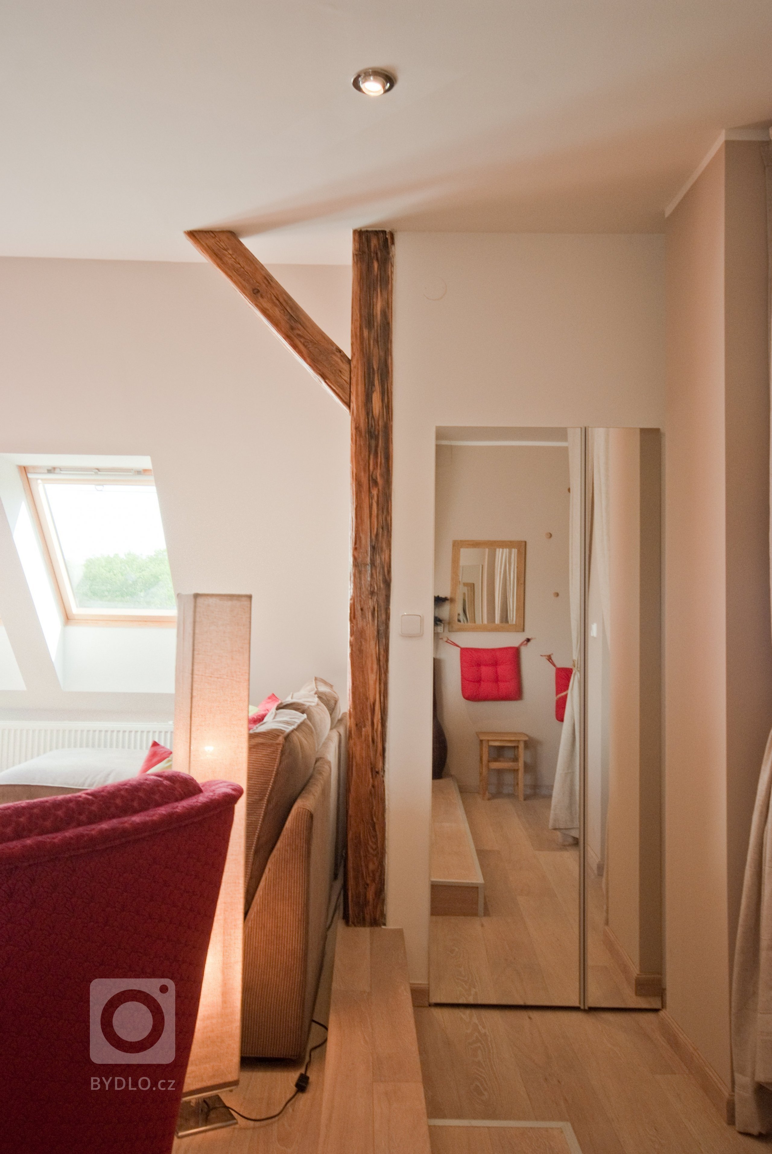 Návrh a realizace pokroví v přírodním stylu. Převládaly zde spíše zemité tóny, oživené vínovou a zelenou&nbsp;barvou.
