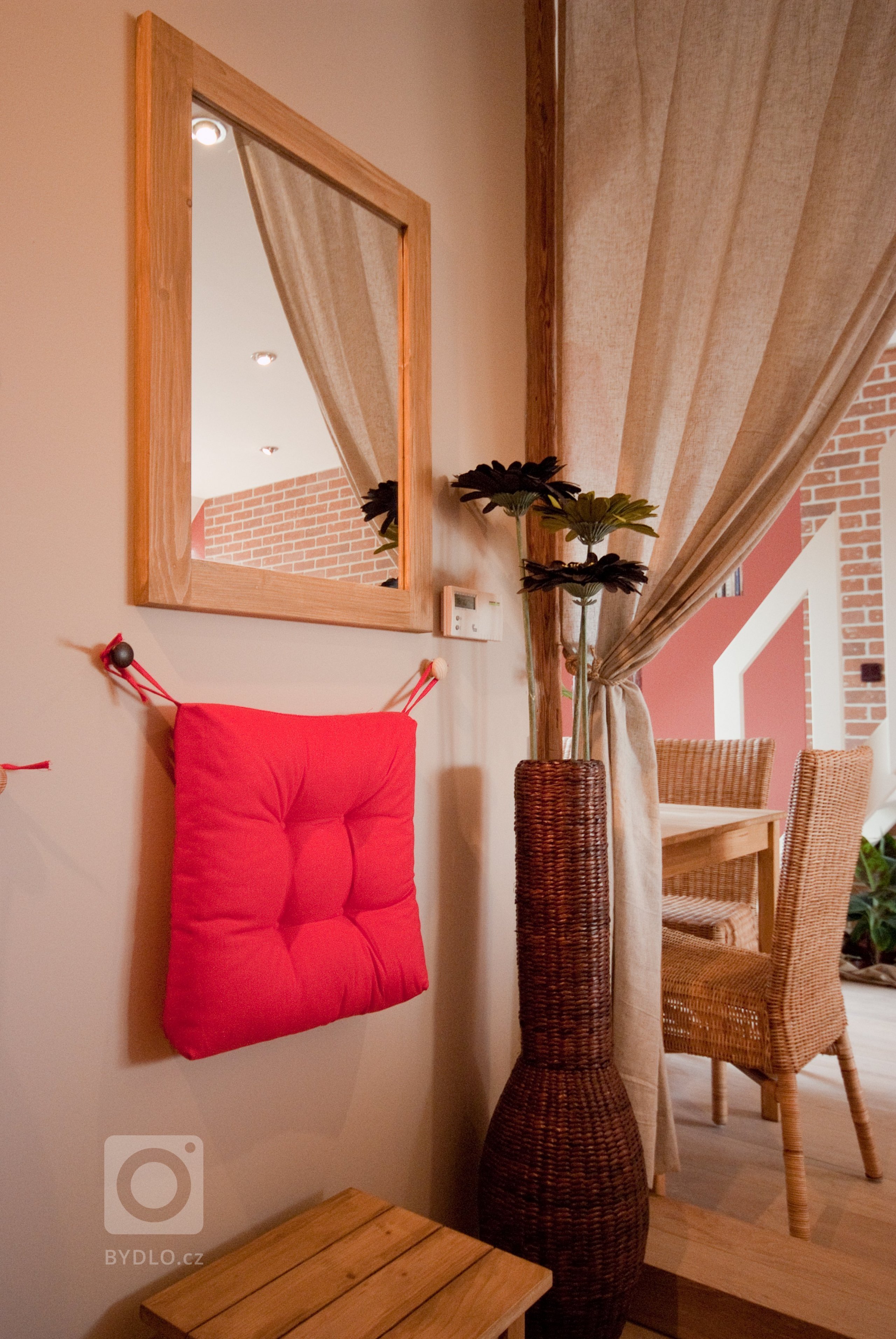 Návrh a realizace pokroví v přírodním stylu. Převládaly zde spíše zemité tóny, oživené vínovou a zelenou&nbsp;barvou.
