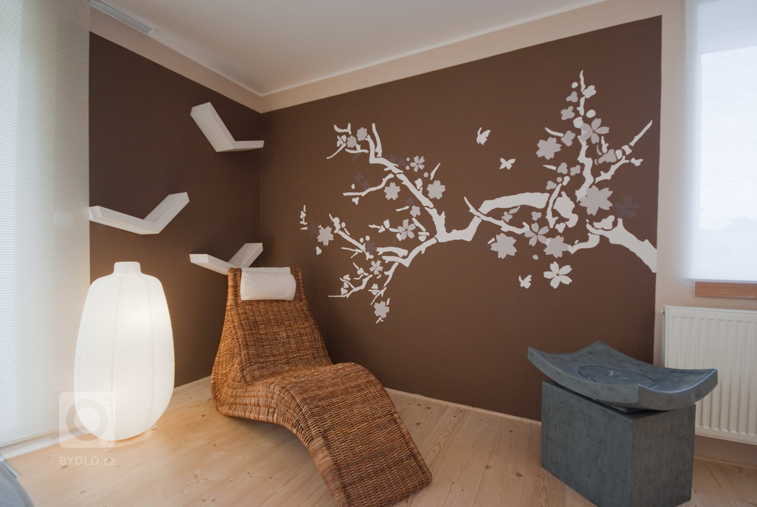 Interiér laděný do zemitých přírodních odstínů s motivy dálného východu.
