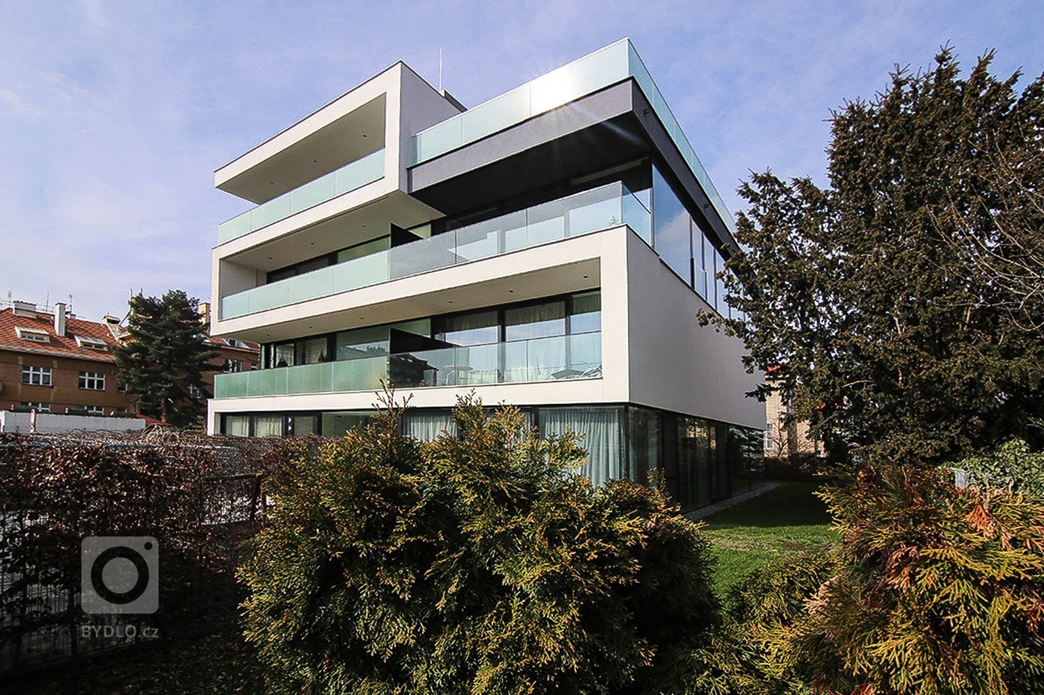 Rezidenční projekt v Pražské Bubenči navržený ve spoluprácí s architektem Martinem Sladkým.&nbsp; Moderní vilu tvoří 2 prolnuté kvádry. První je celoprosklený…