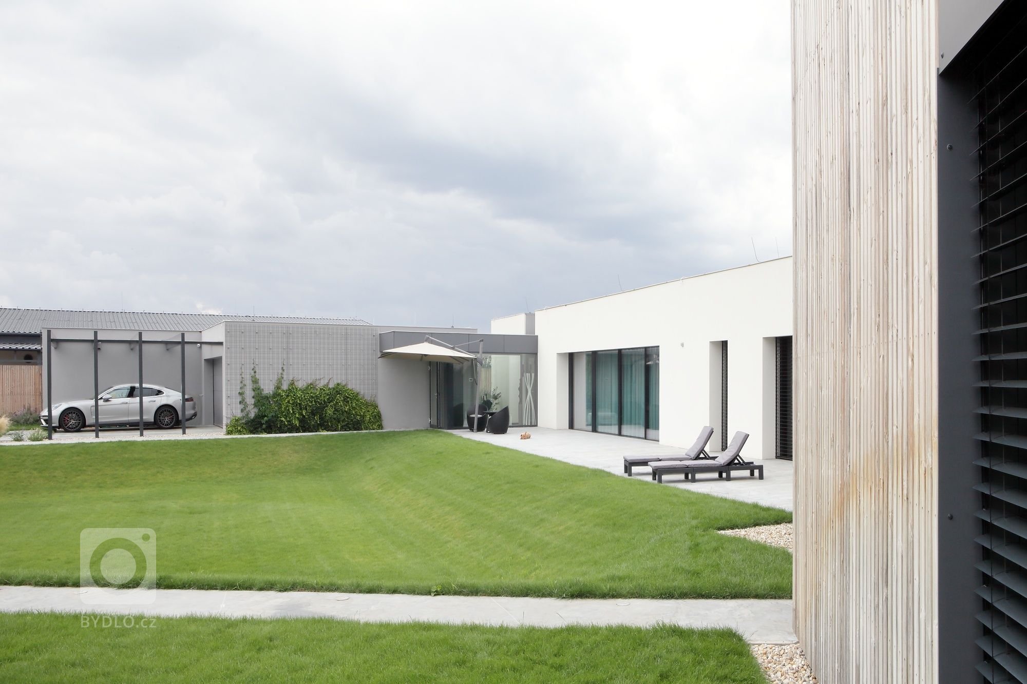 Dům je rozložen do několika jasně čitelných hmot. Otevírá se velkým prosklením na jih do zahrady. Jedná se o moderní architekturu, plně vybavenou současnými…