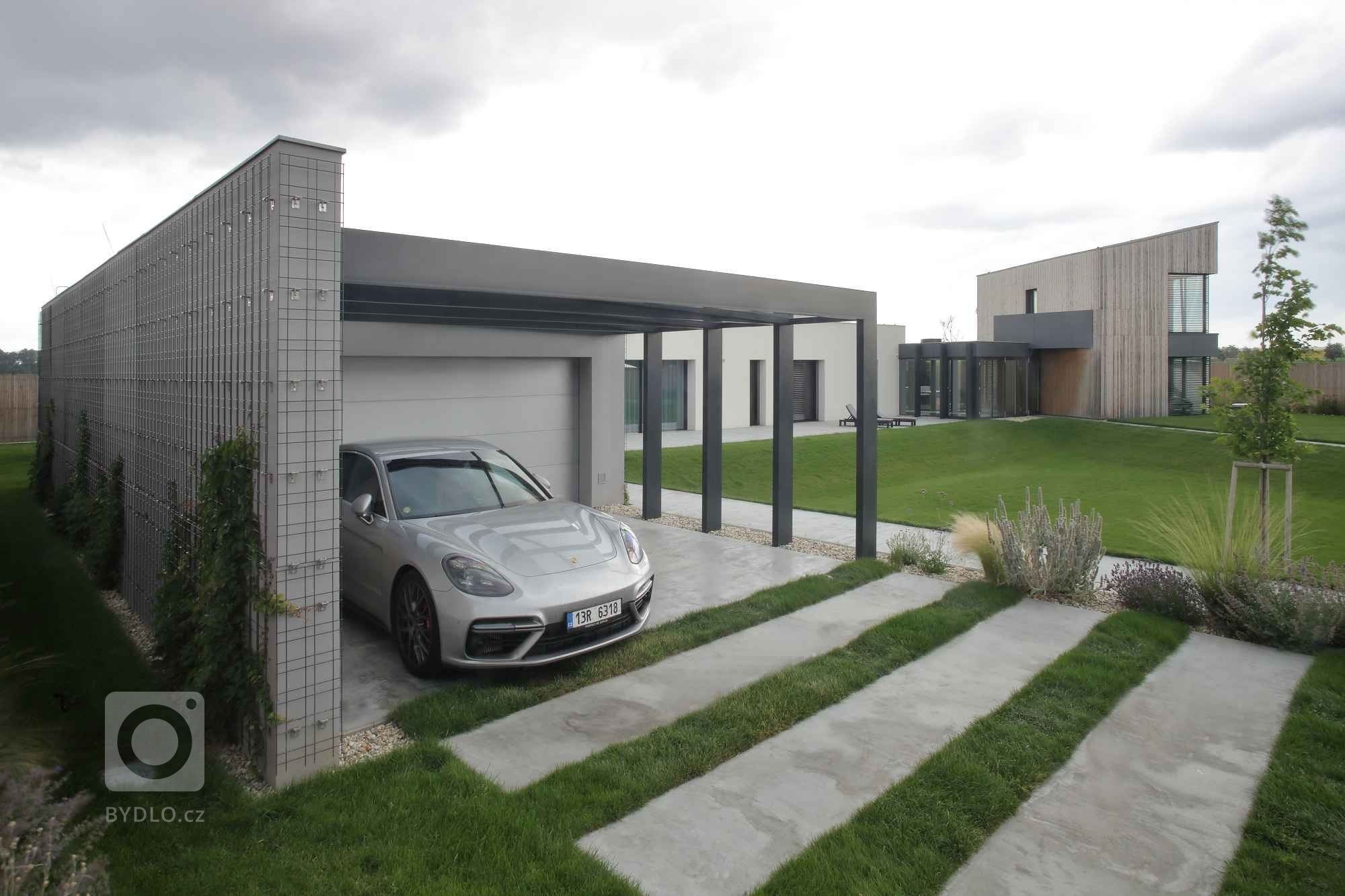 Dům je rozložen do několika jasně čitelných hmot. Otevírá se velkým prosklením na jih do zahrady. Jedná se o moderní architekturu, plně vybavenou současnými…