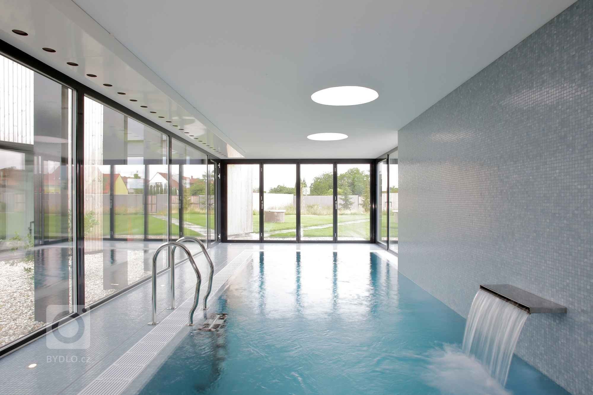 Dům je rozložen do několika jasně čitelných hmot. Otevírá se velkým prosklením na jih do zahrady. Jedná se o moderní architekturu, plně vybavenou současnými…