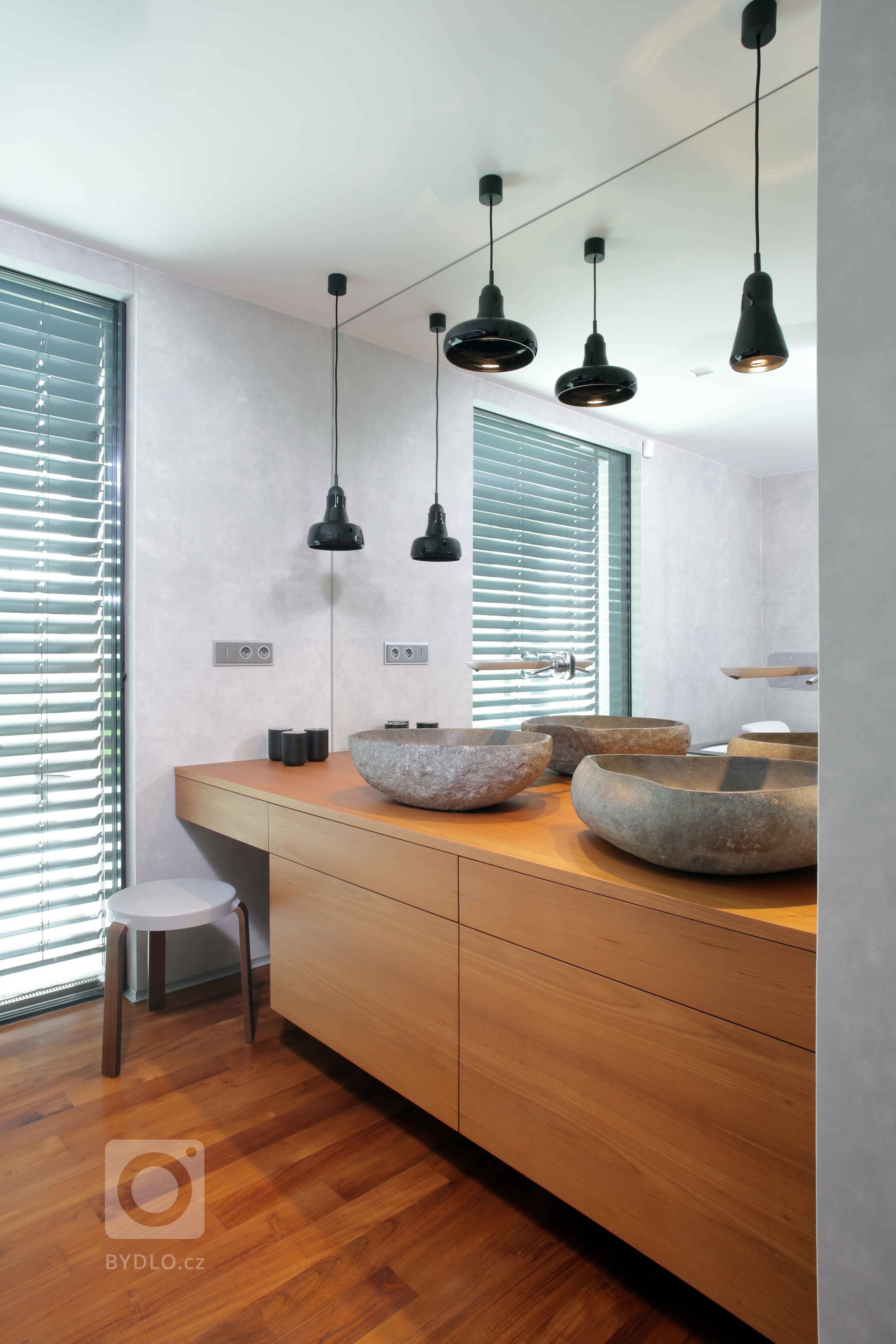 Dům je rozložen do několika jasně čitelných hmot. Otevírá se velkým prosklením na jih do zahrady. Jedná se o moderní architekturu, plně vybavenou současnými…