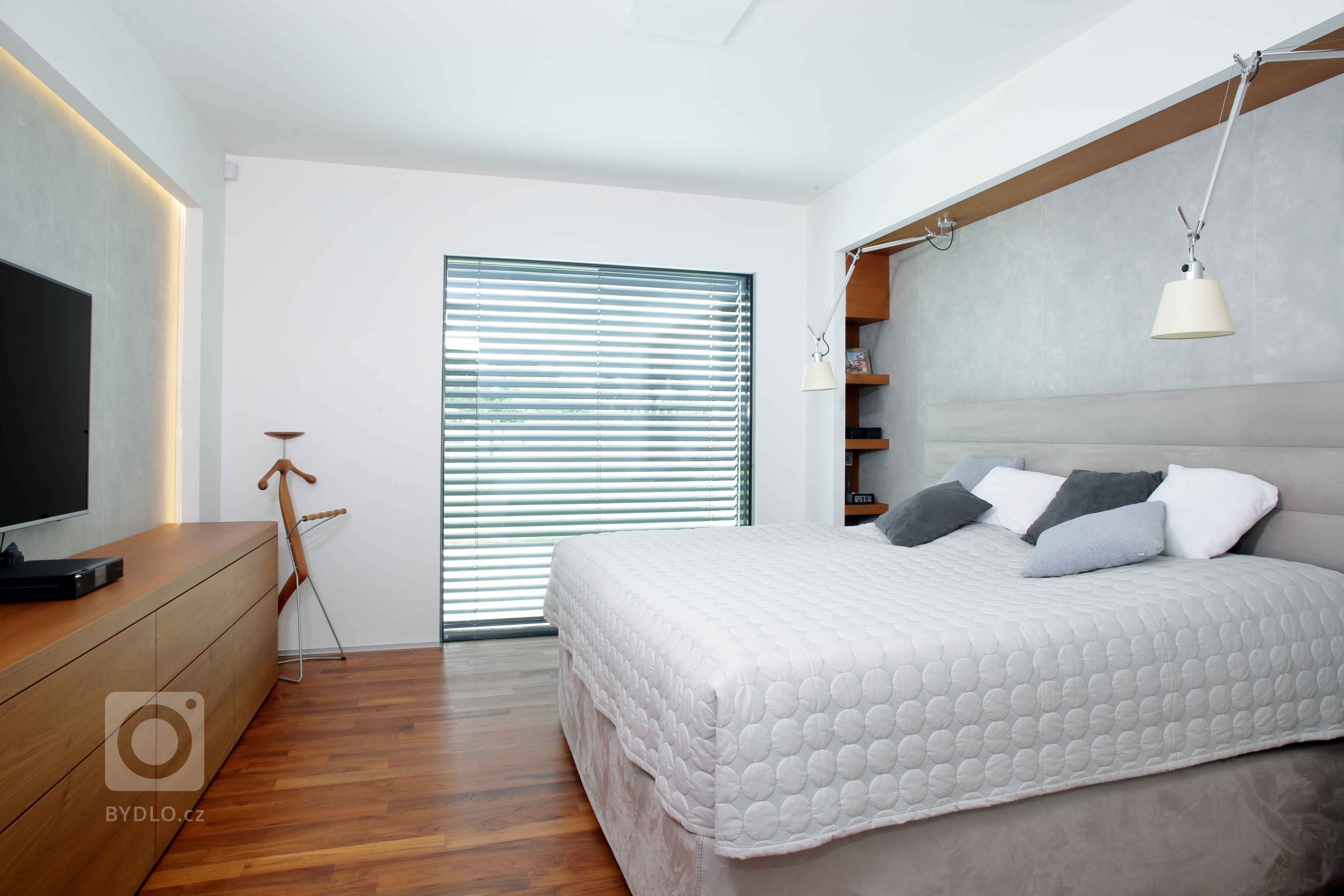 Dům je rozložen do několika jasně čitelných hmot. Otevírá se velkým prosklením na jih do zahrady. Jedná se o moderní architekturu, plně vybavenou současnými…