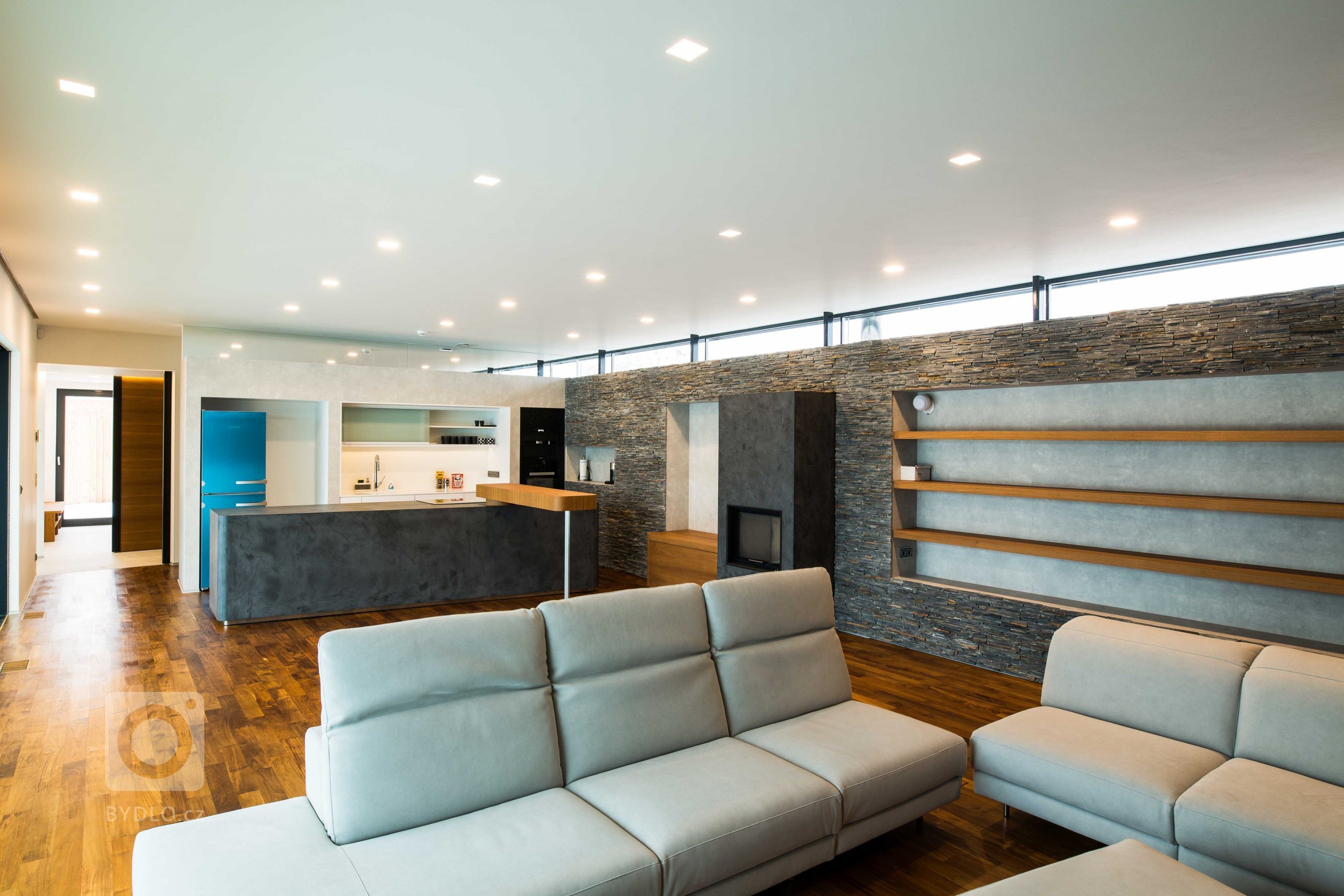 Dům je rozložen do několika jasně čitelných hmot. Otevírá se velkým prosklením na jih do zahrady. Jedná se o moderní architekturu, plně vybavenou současnými…