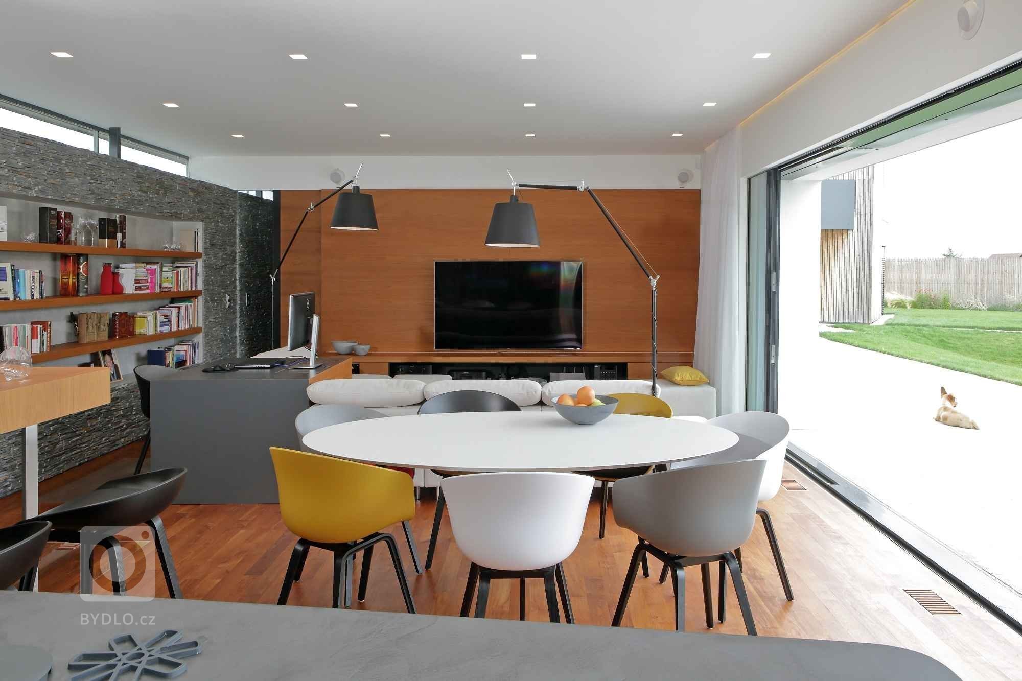 Dům je rozložen do několika jasně čitelných hmot. Otevírá se velkým prosklením na jih do zahrady. Jedná se o moderní architekturu, plně vybavenou současnými…