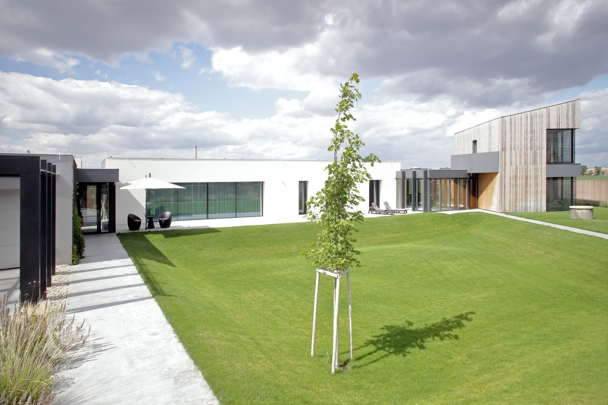 Dům je rozložen do několika jasně čitelných hmot. Otevírá se velkým prosklením na jih do zahrady. Jedná se o moderní architekturu, plně vybavenou současnými…