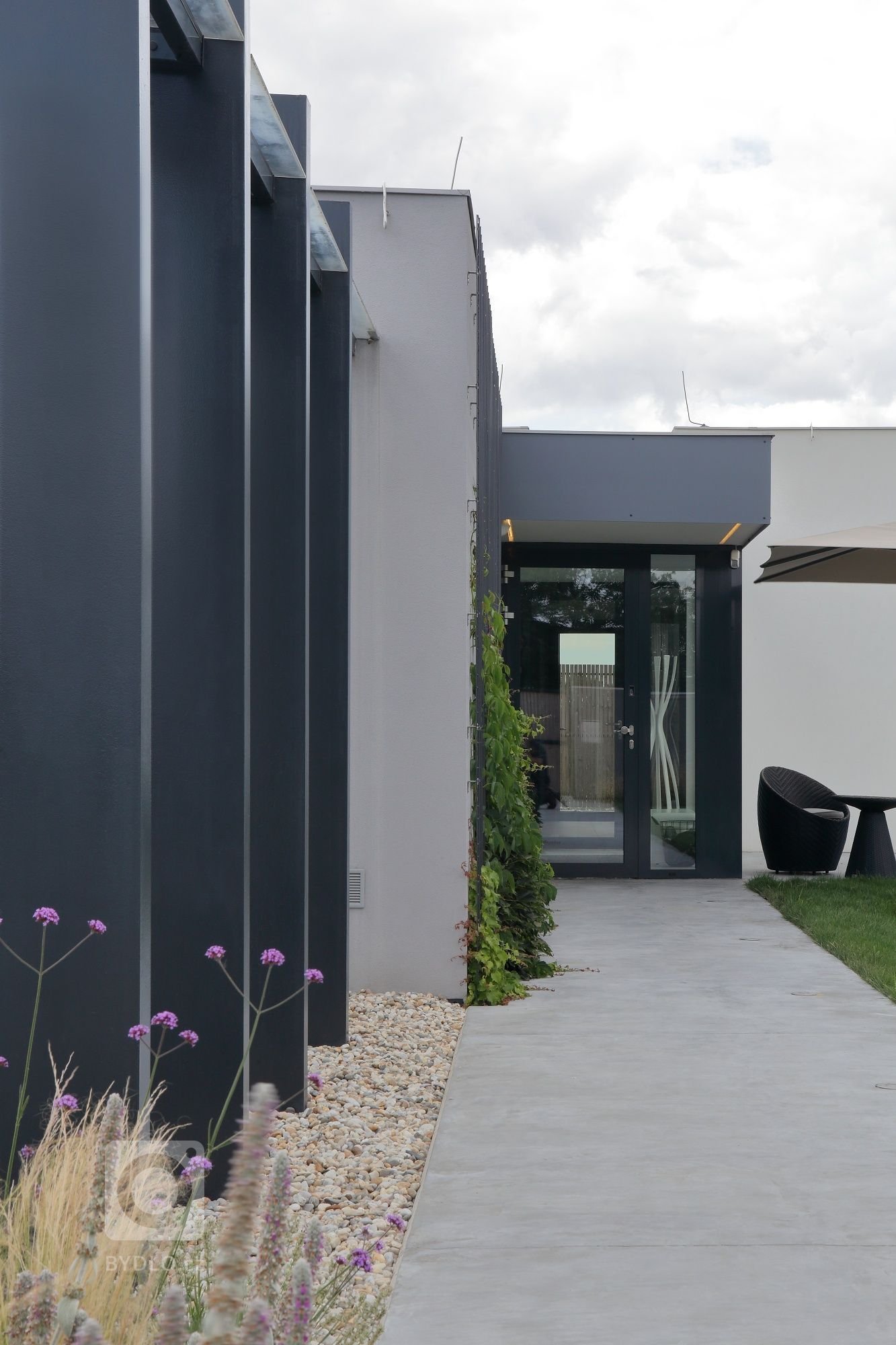 Dům je rozložen do několika jasně čitelných hmot. Otevírá se velkým prosklením na jih do zahrady. Jedná se o moderní architekturu, plně vybavenou současnými…