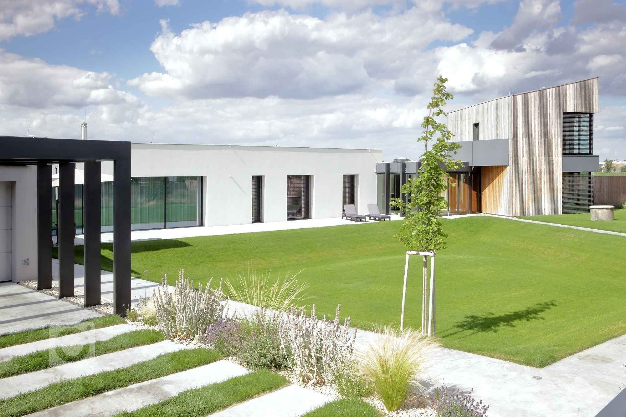 Dům je rozložen do několika jasně čitelných hmot. Otevírá se velkým prosklením na jih do zahrady. Jedná se o moderní architekturu, plně vybavenou současnými…