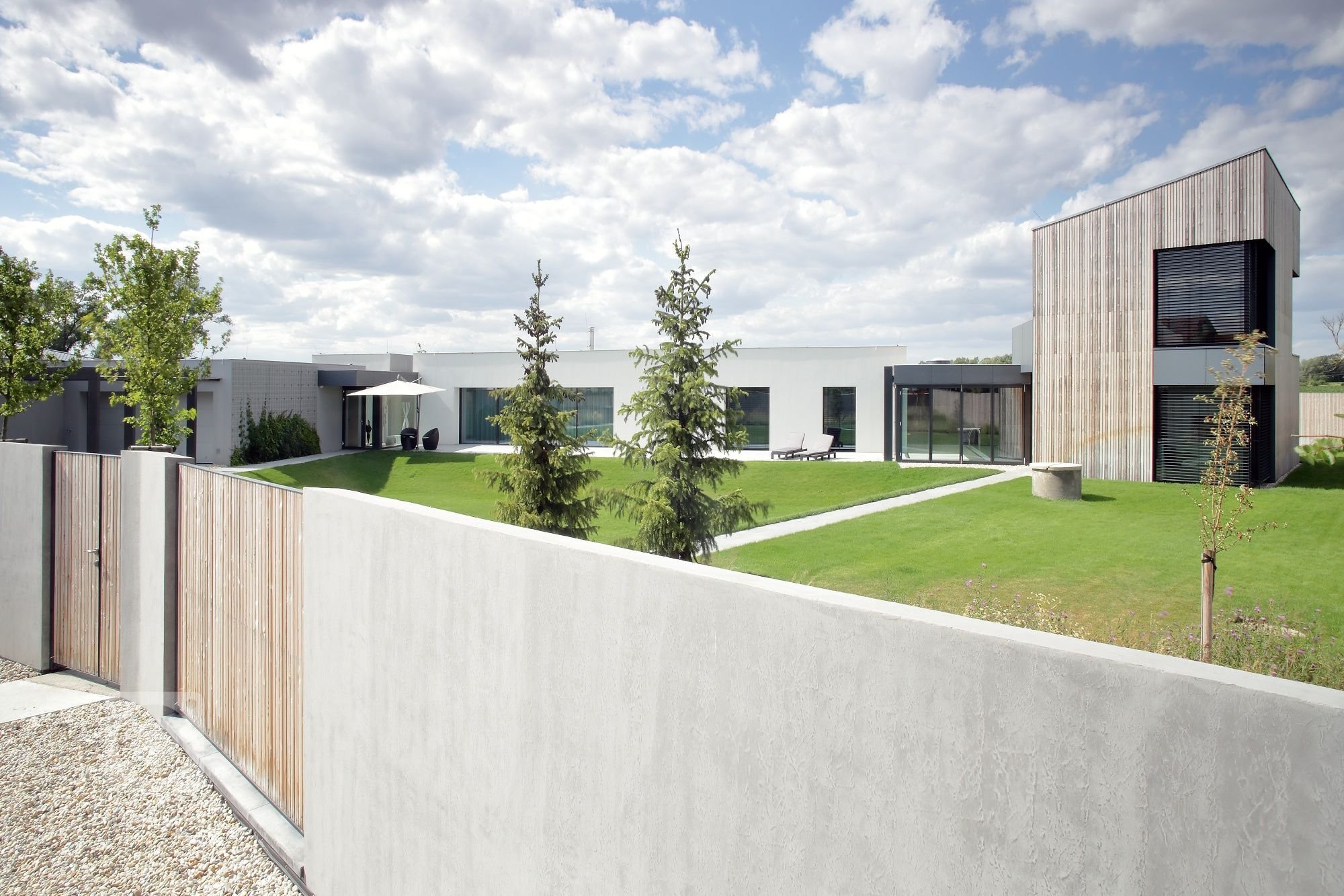 Dům je rozložen do několika jasně čitelných hmot. Otevírá se velkým prosklením na jih do zahrady. Jedná se o moderní architekturu, plně vybavenou současnými…