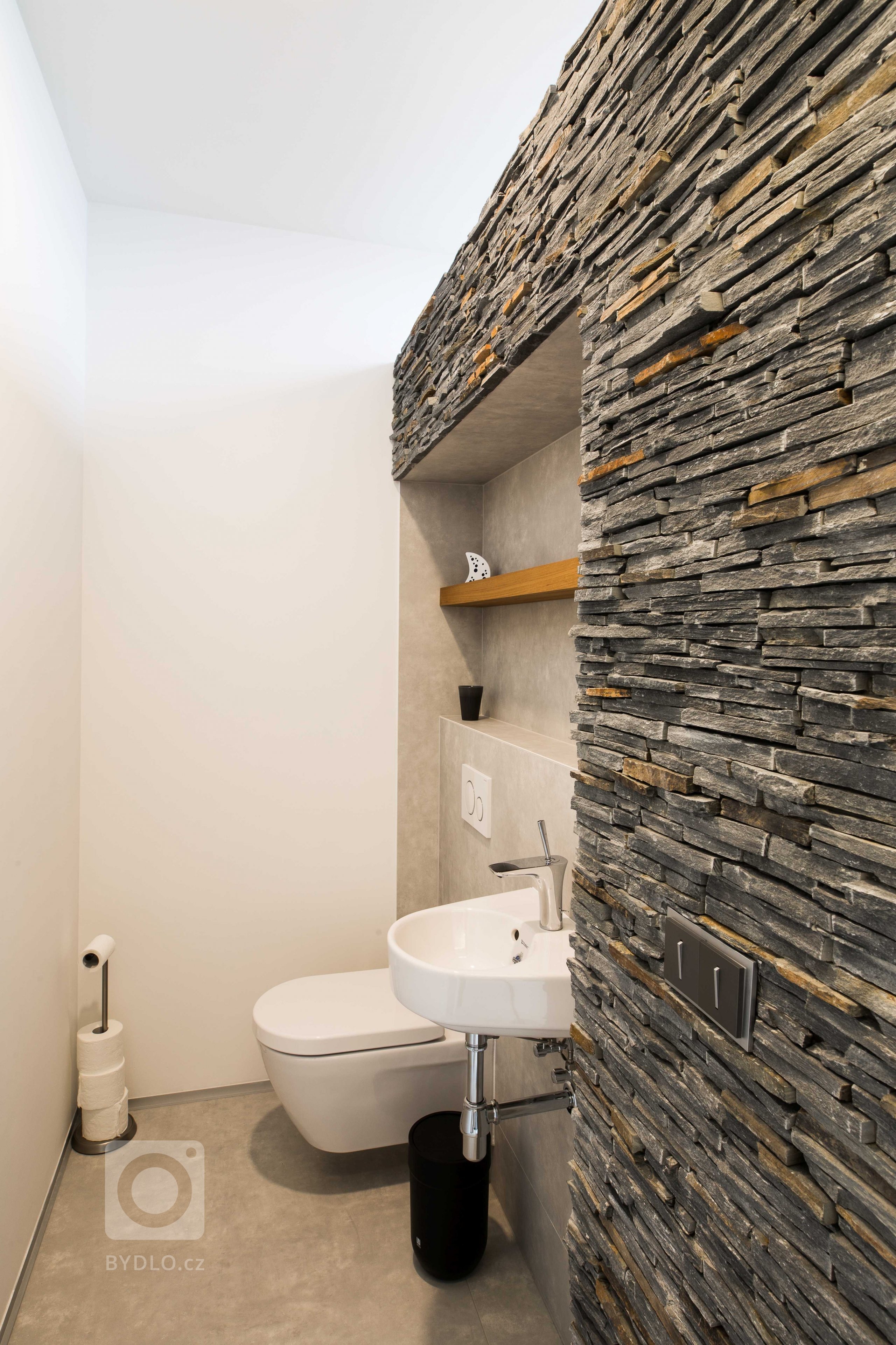 Dům je rozložen do několika jasně čitelných hmot. Otevírá se velkým prosklením na jih do zahrady. Jedná se o moderní architekturu, plně vybavenou současnými…