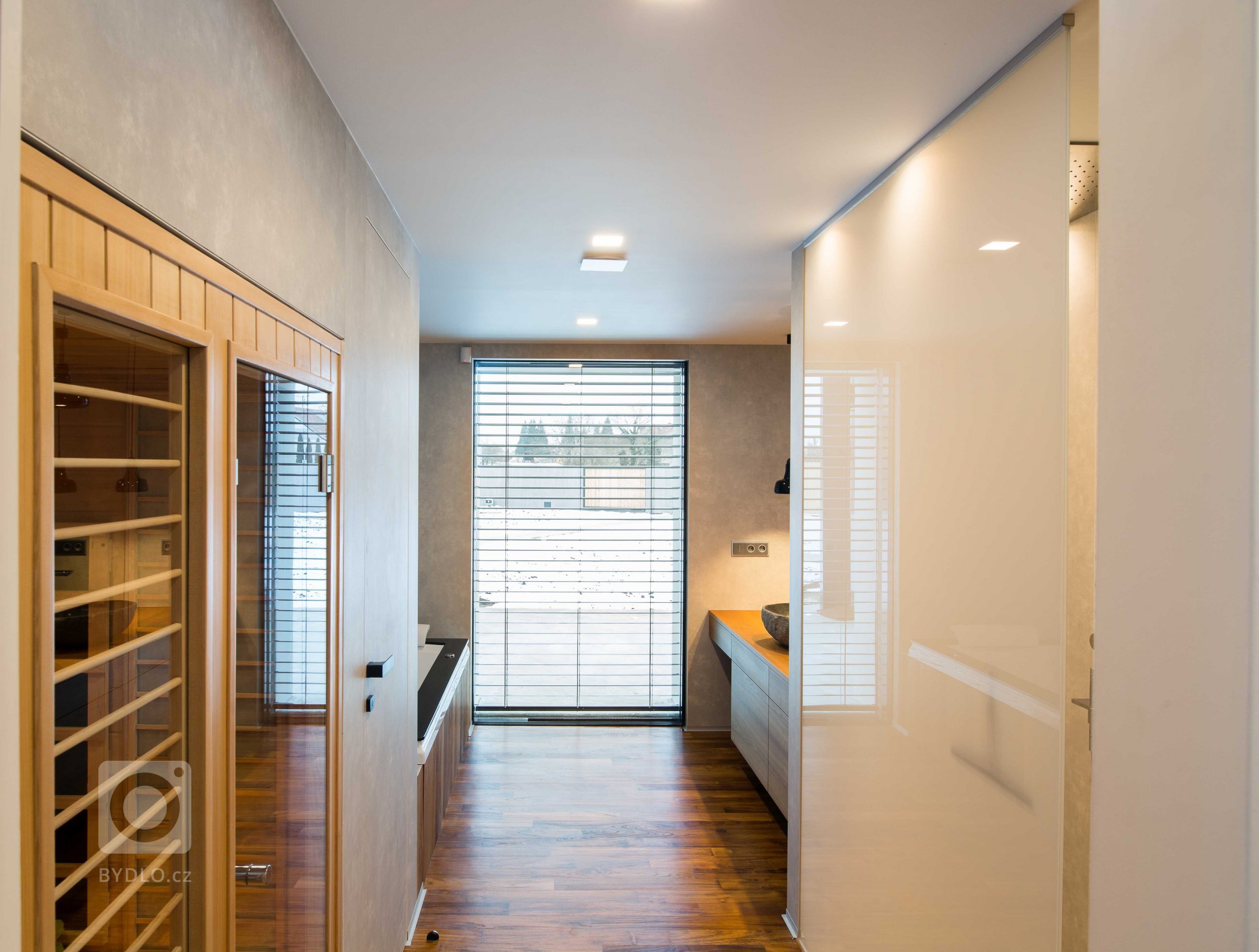 Dům je rozložen do několika jasně čitelných hmot. Otevírá se velkým prosklením na jih do zahrady. Jedná se o moderní architekturu, plně vybavenou současnými…