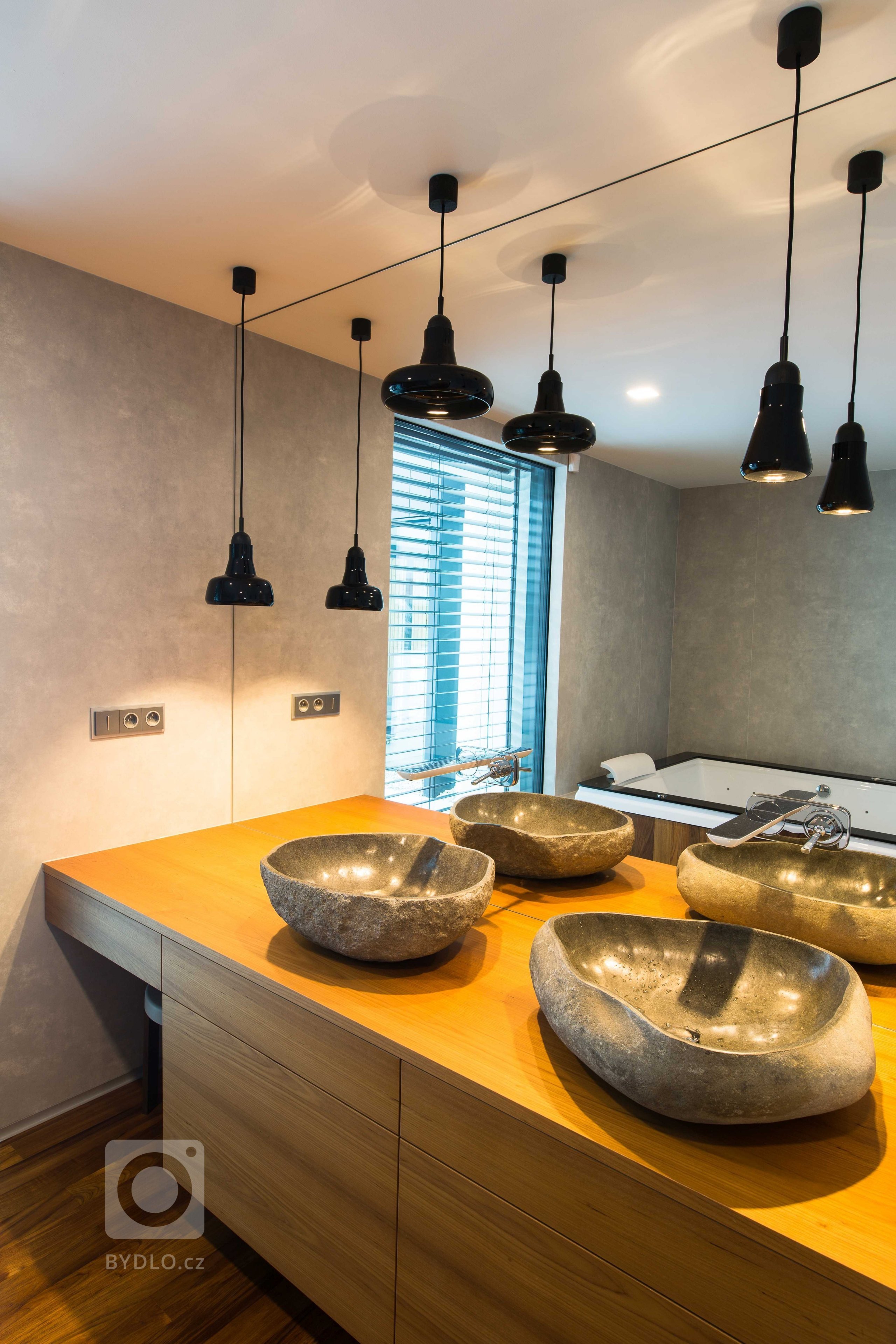 Dům je rozložen do několika jasně čitelných hmot. Otevírá se velkým prosklením na jih do zahrady. Jedná se o moderní architekturu, plně vybavenou současnými…