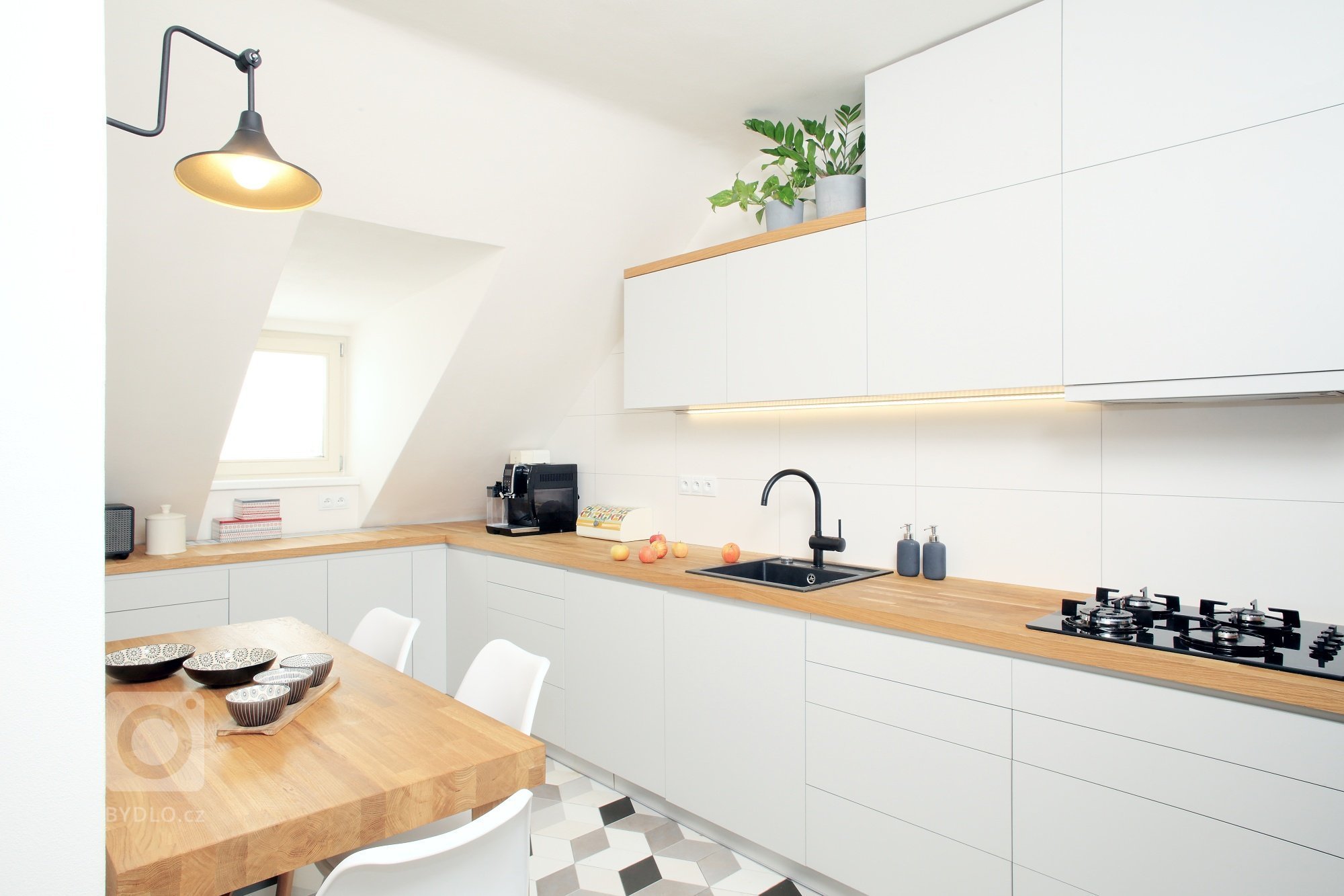 Retro frčí, letí, zkrátka je in a&nbsp;není se co divit, vždyť mnoho nábytkových kousků z&nbsp;historie, ať už té dávné anebo pouhých pár desítek let staré je…