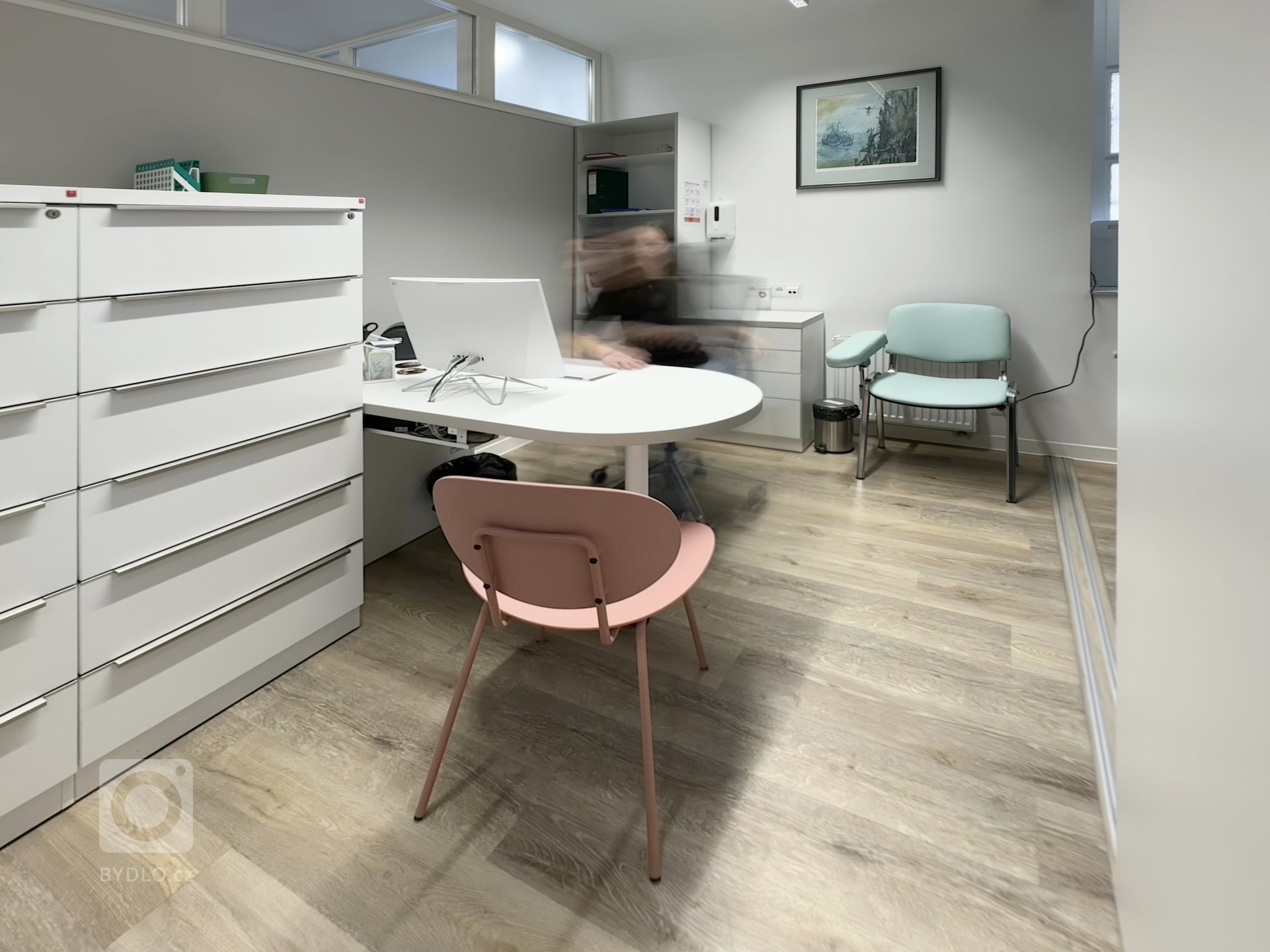 Rekonstrukce a interiér urologické orinace na Praze 6. Nová dispozice - čekárna, WC pacienti, orinace, operační sálek, zázemí personálu a čajová kuchyňka.&nbsp…