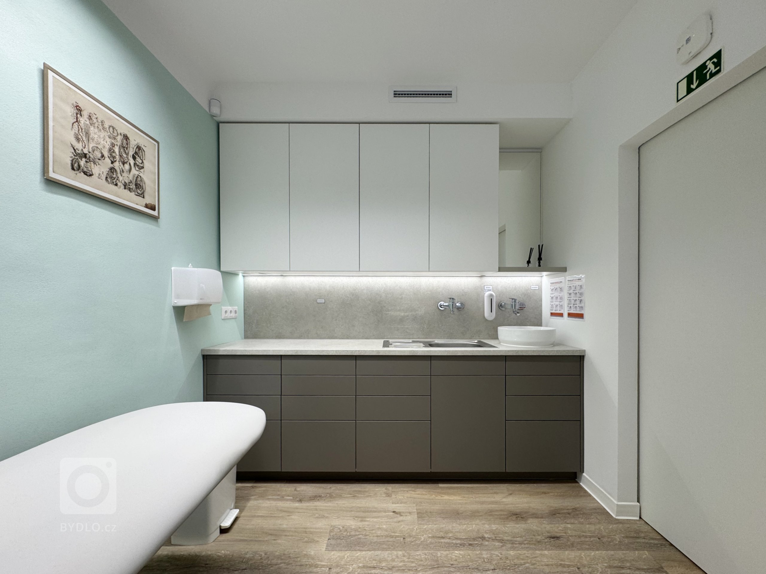 Rekonstrukce a interiér urologické orinace na Praze 6. Nová dispozice - čekárna, WC pacienti, orinace, operační sálek, zázemí personálu a čajová kuchyňka.&nbsp…