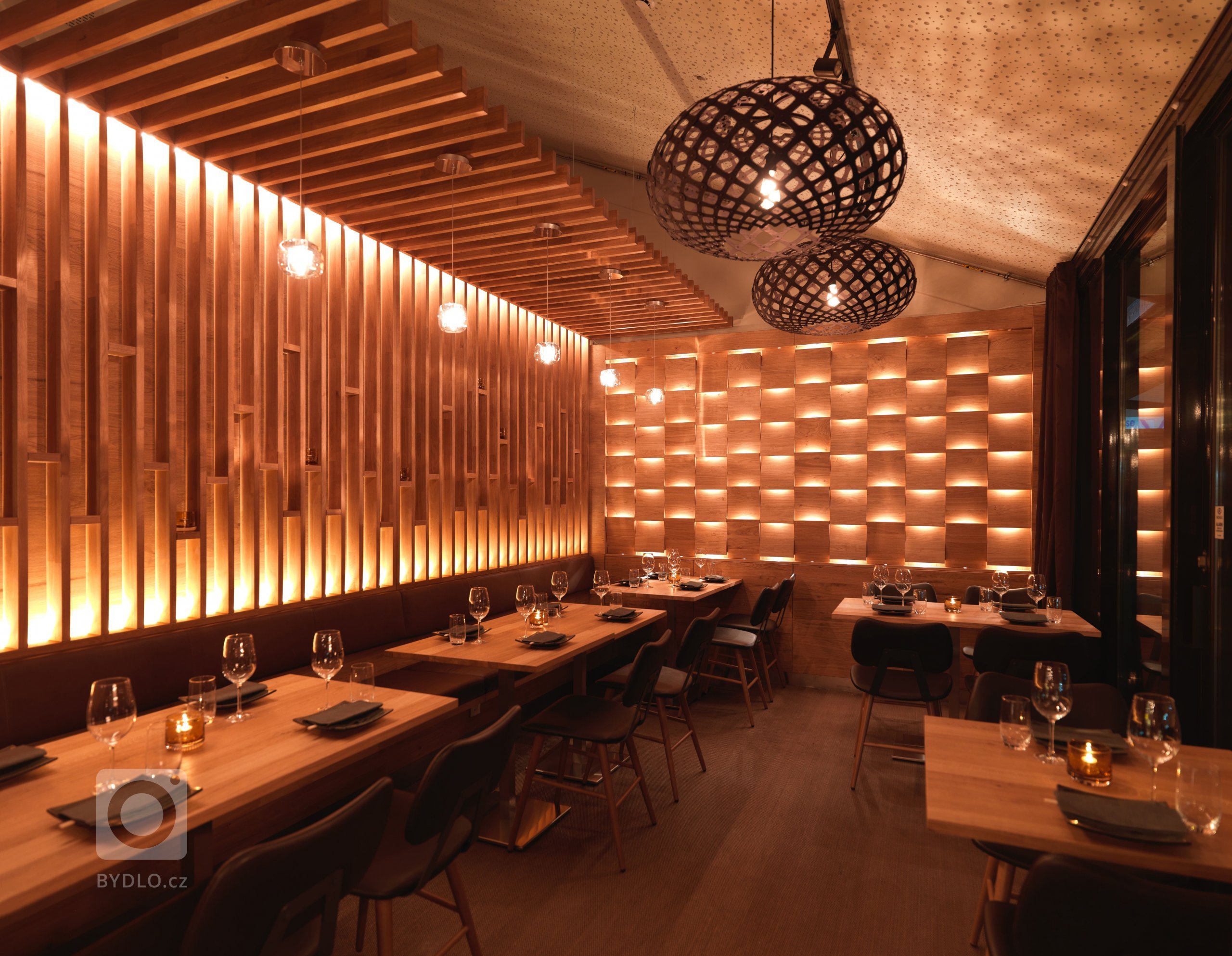 Restaurace Hinoki vítá návštěvníky příjemným moderním interiérem s&nbsp;důrazem na použití přírodních materiálů. Hlavní roli zde hraje světlo, které díky…