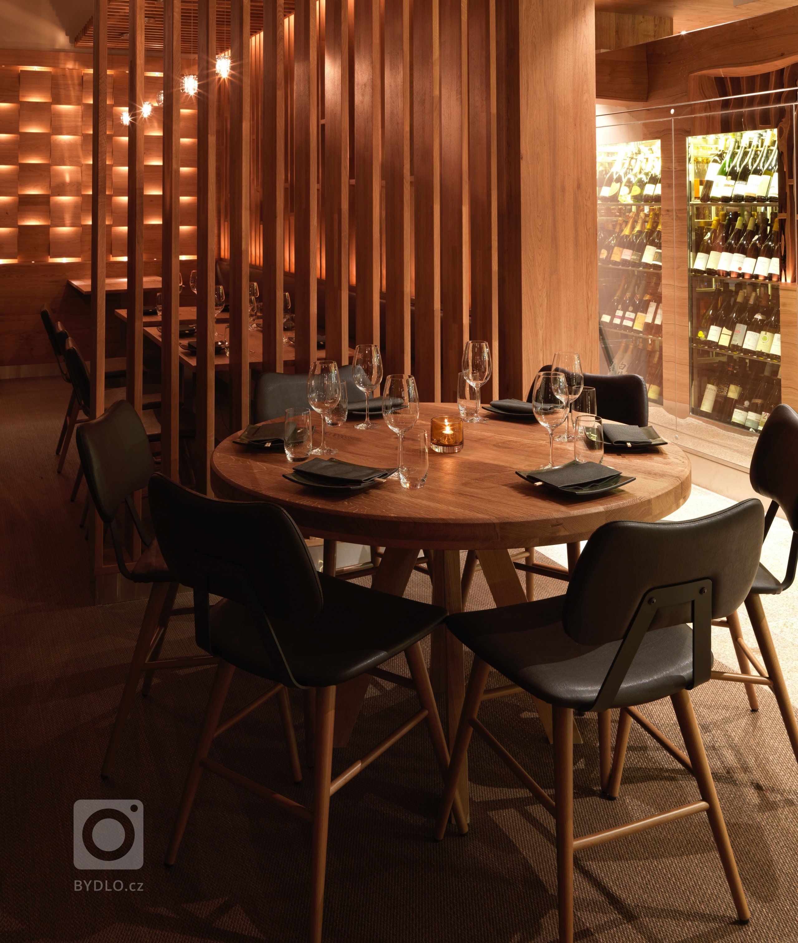 Restaurace Hinoki vítá návštěvníky příjemným moderním interiérem s&nbsp;důrazem na použití přírodních materiálů. Hlavní roli zde hraje světlo, které díky…