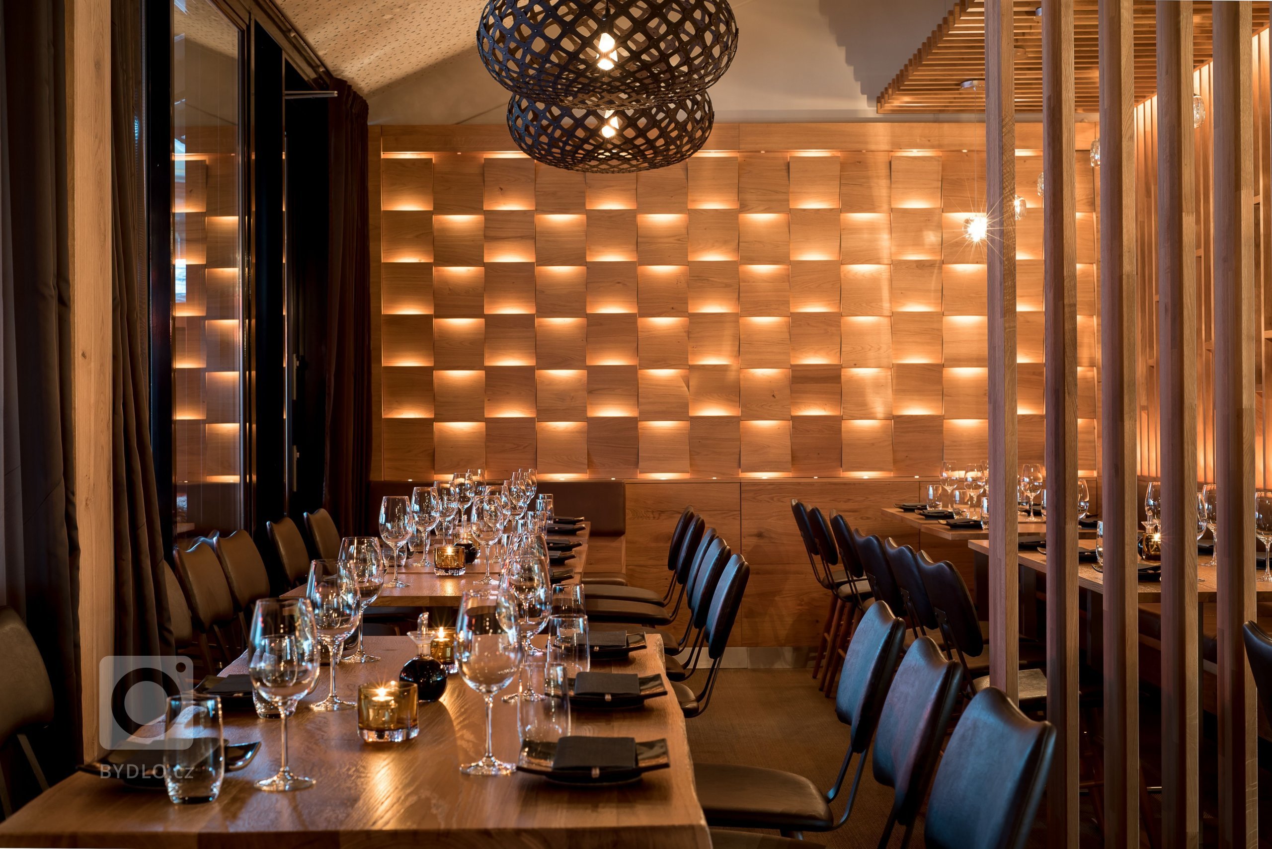 Restaurace Hinoki vítá návštěvníky příjemným moderním interiérem s&nbsp;důrazem na použití přírodních materiálů. Hlavní roli zde hraje světlo, které díky…