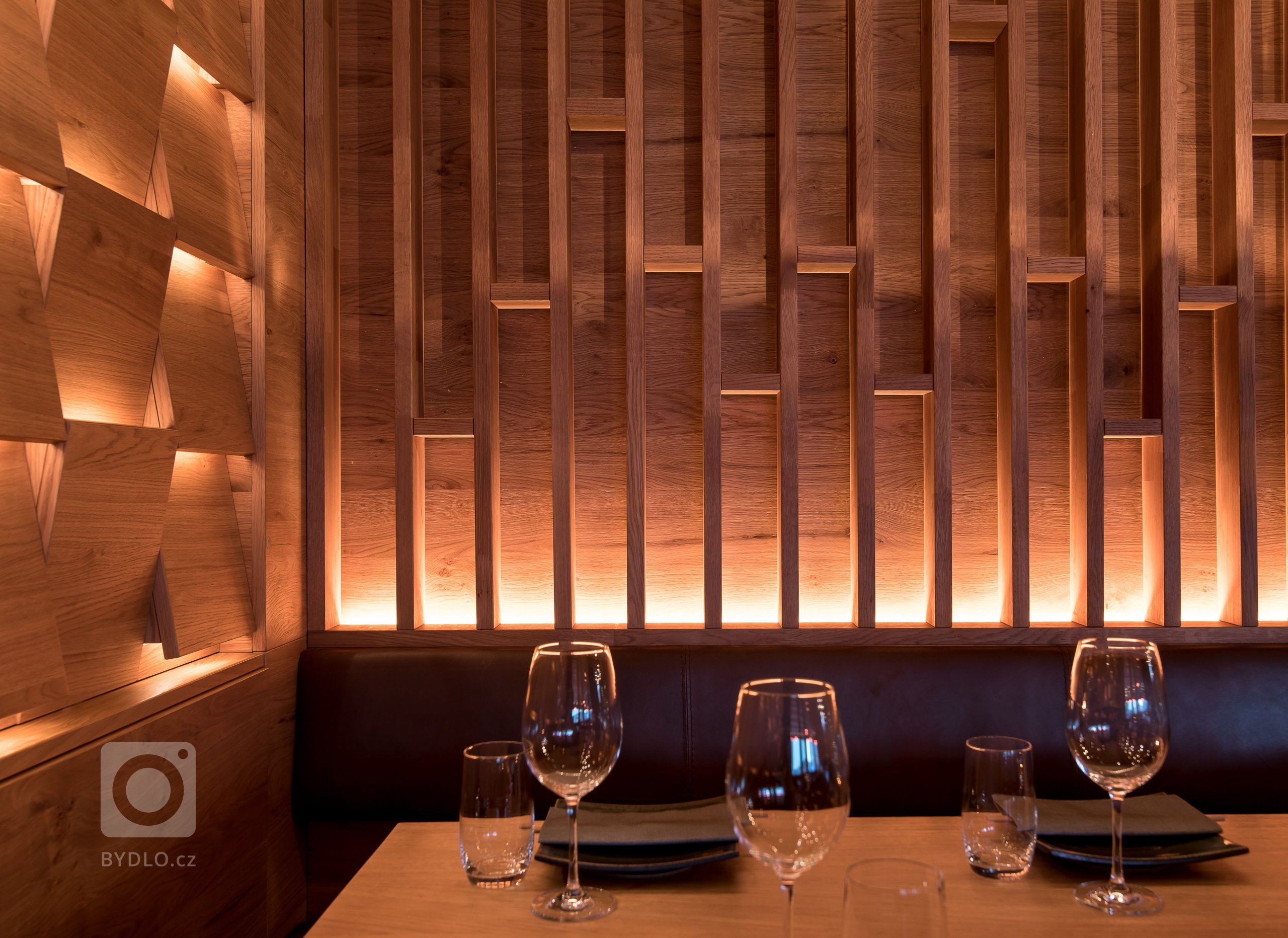 Restaurace Hinoki vítá návštěvníky příjemným moderním interiérem s&nbsp;důrazem na použití přírodních materiálů. Hlavní roli zde hraje světlo, které díky…