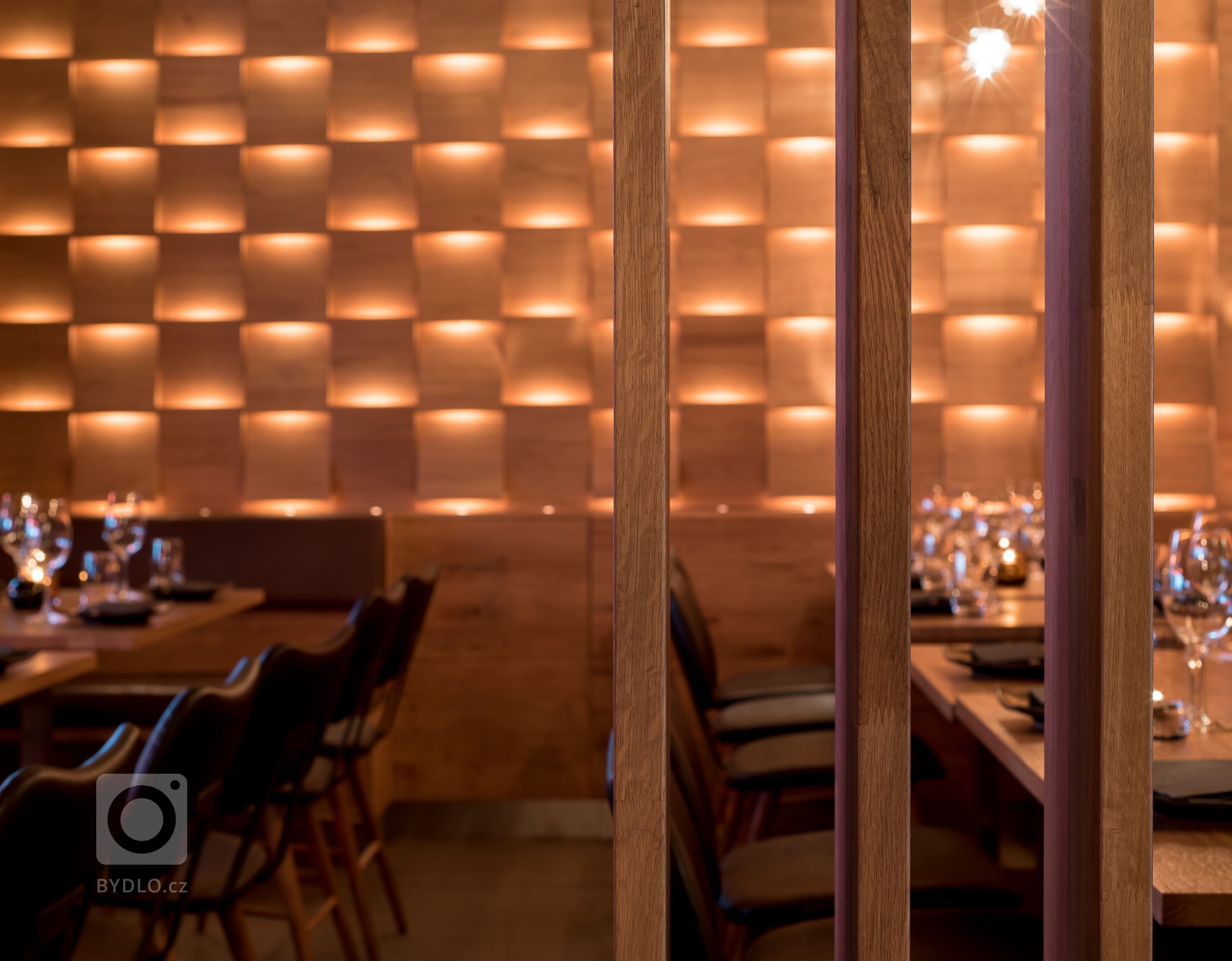 Restaurace Hinoki vítá návštěvníky příjemným moderním interiérem s&nbsp;důrazem na použití přírodních materiálů. Hlavní roli zde hraje světlo, které díky…