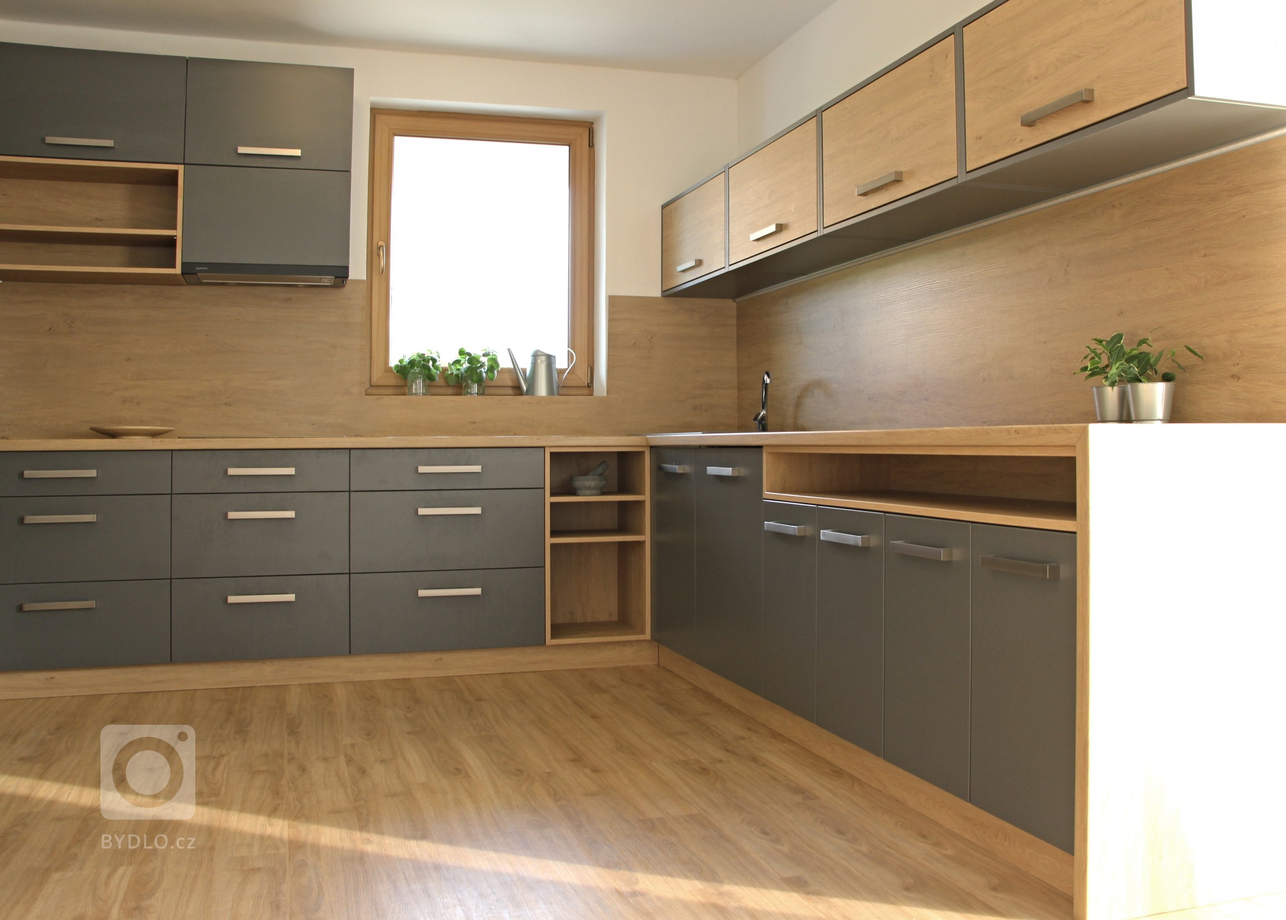 Rodinný dům je navržen jako jednoduchý bungalow. Obytná plocha 150 m2 je rozdělena mezi velkorysý obytný pokoj s&nbsp;kuchyní a menší ložnice. Orientace budovy…