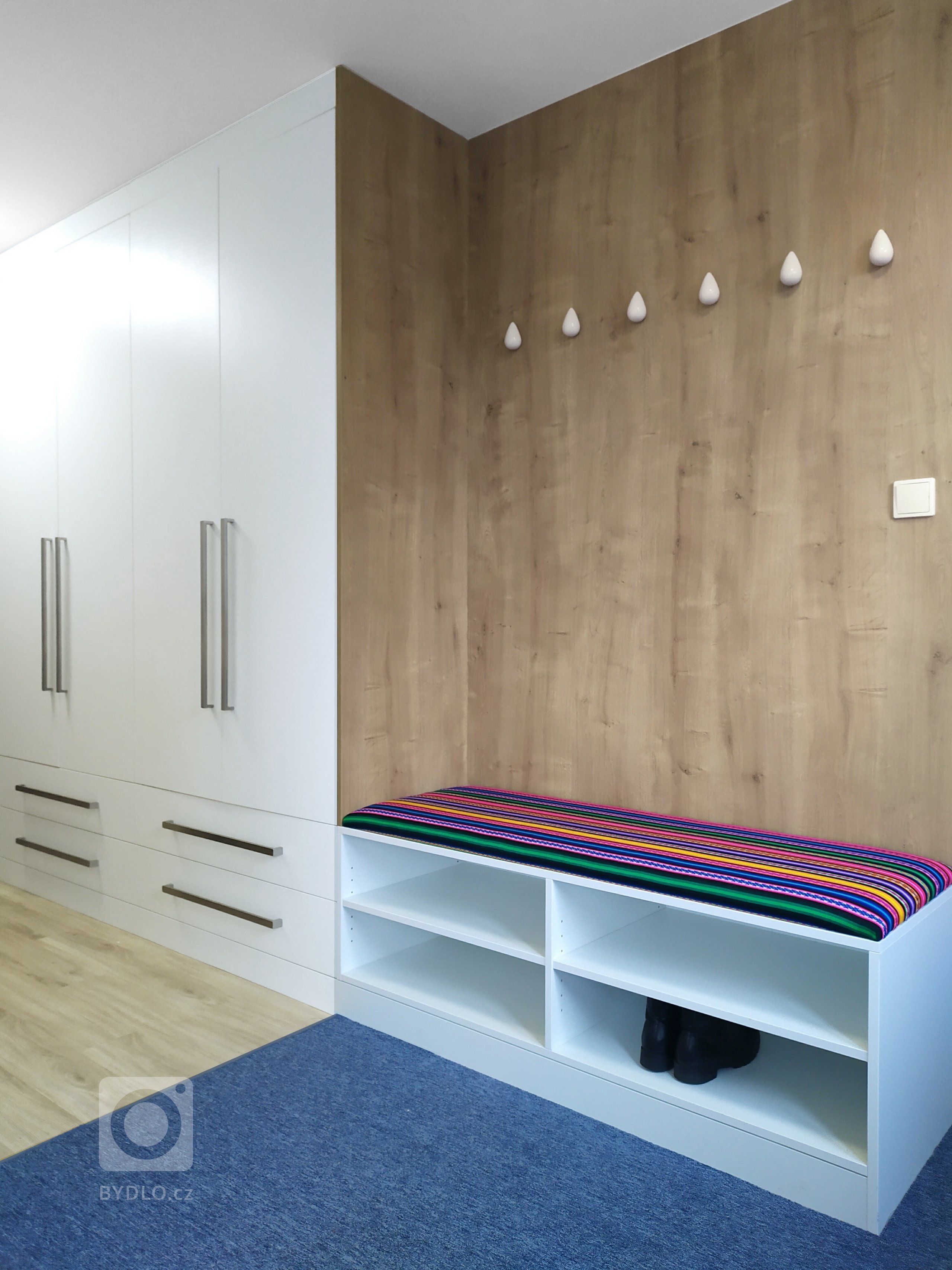 Rodinný dům je navržen jako jednoduchý bungalow. Obytná plocha 150 m2 je rozdělena mezi velkorysý obytný pokoj s&nbsp;kuchyní a menší ložnice. Orientace budovy…