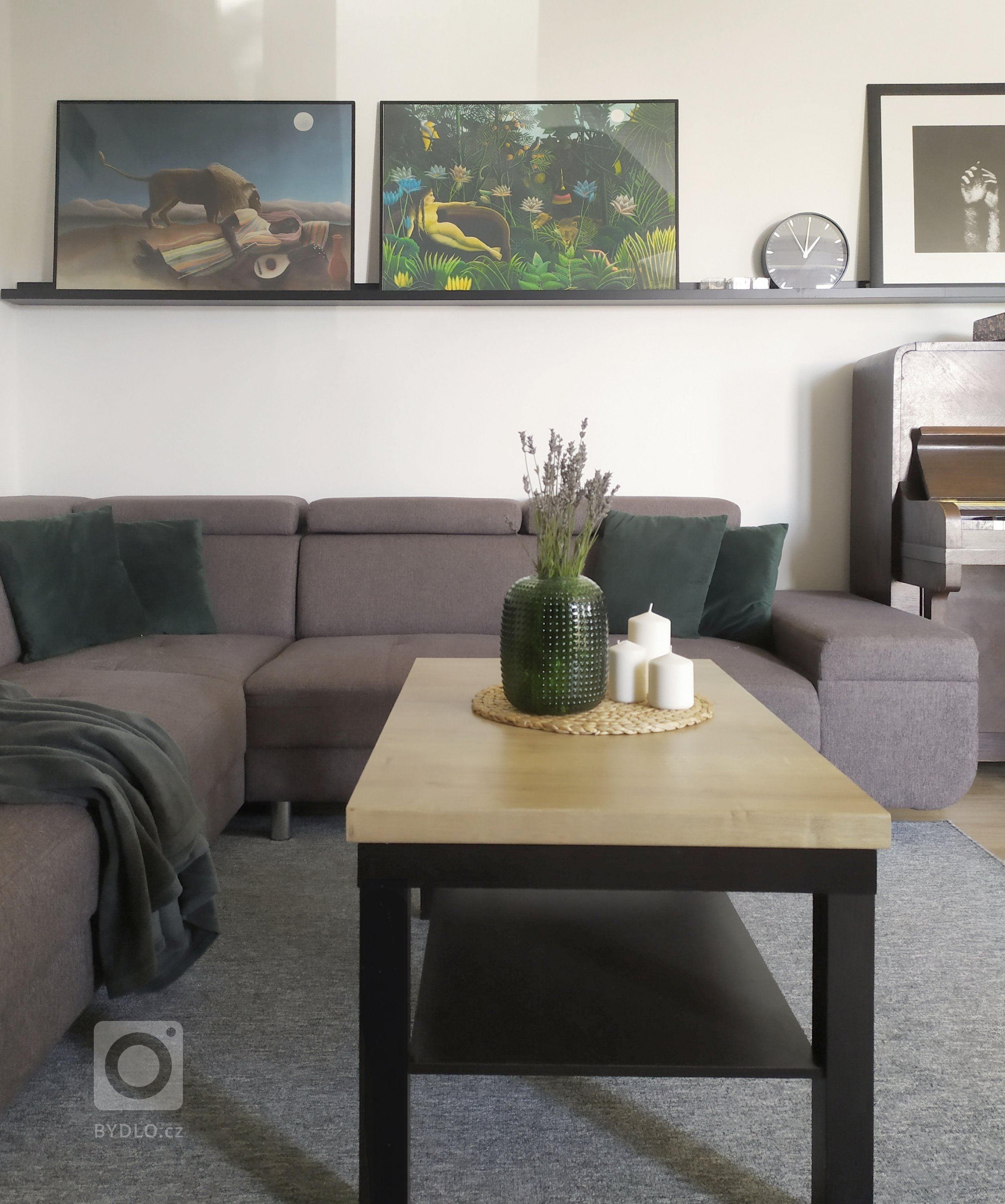 Rodinný dům je navržen jako jednoduchý bungalow. Obytná plocha 150 m2 je rozdělena mezi velkorysý obytný pokoj s&nbsp;kuchyní a menší ložnice. Orientace budovy…