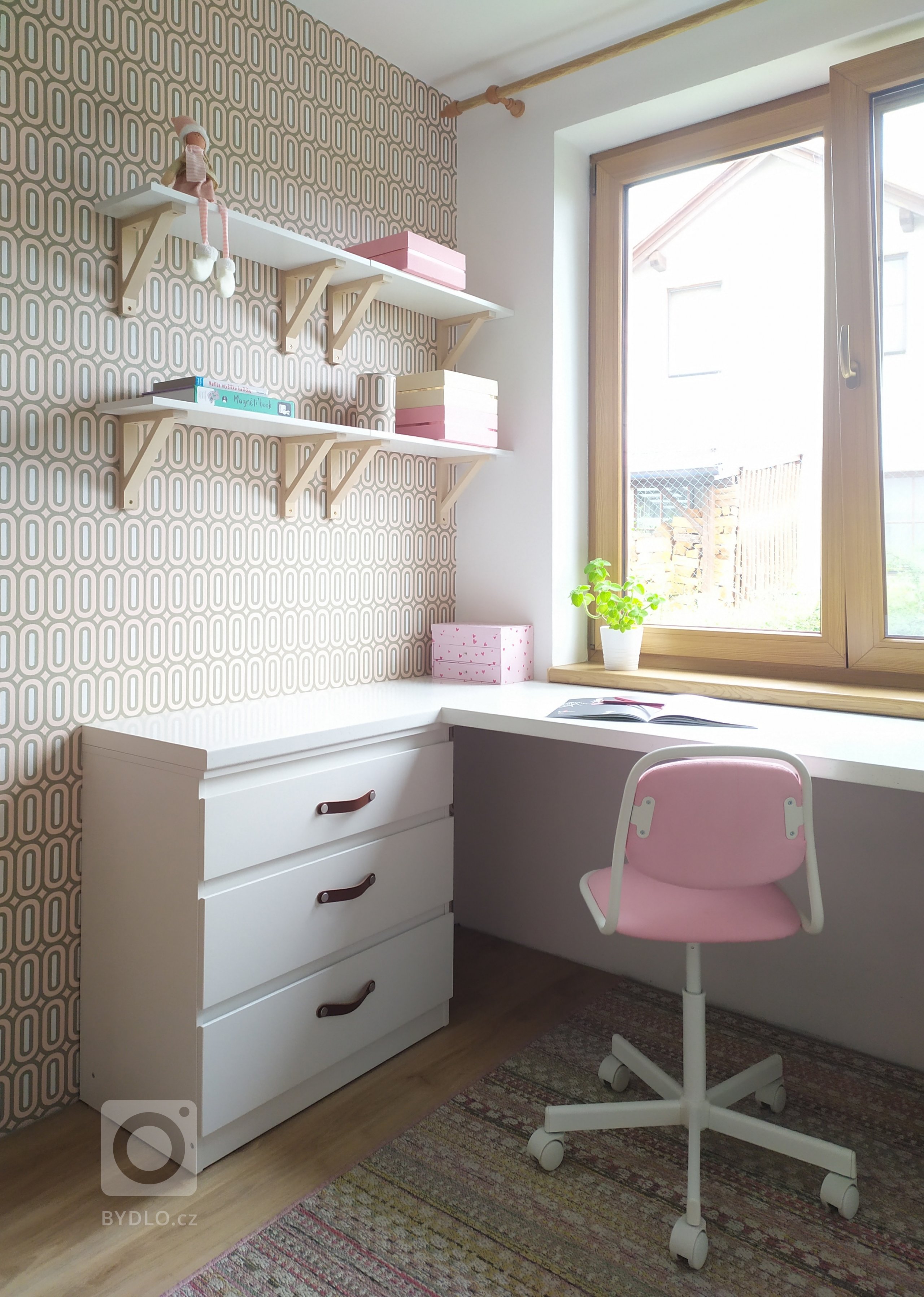 Rodinný dům je navržen jako jednoduchý bungalow. Obytná plocha 150 m2 je rozdělena mezi velkorysý obytný pokoj s&nbsp;kuchyní a menší ložnice. Orientace budovy…