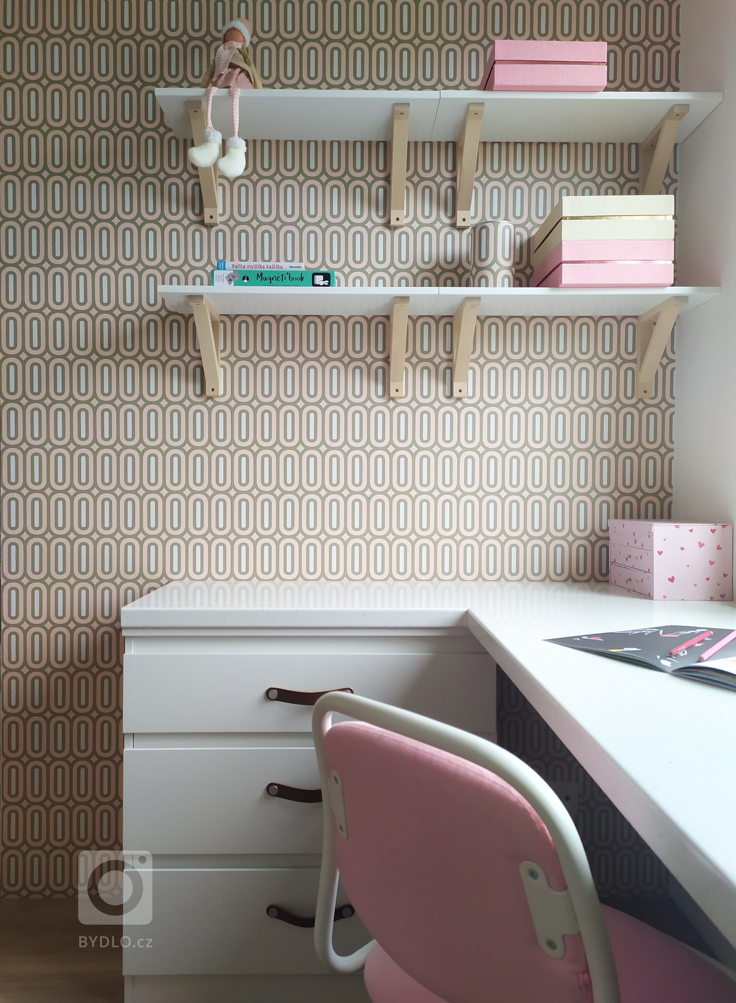 Rodinný dům je navržen jako jednoduchý bungalow. Obytná plocha 150 m2 je rozdělena mezi velkorysý obytný pokoj s&nbsp;kuchyní a menší ložnice. Orientace budovy…