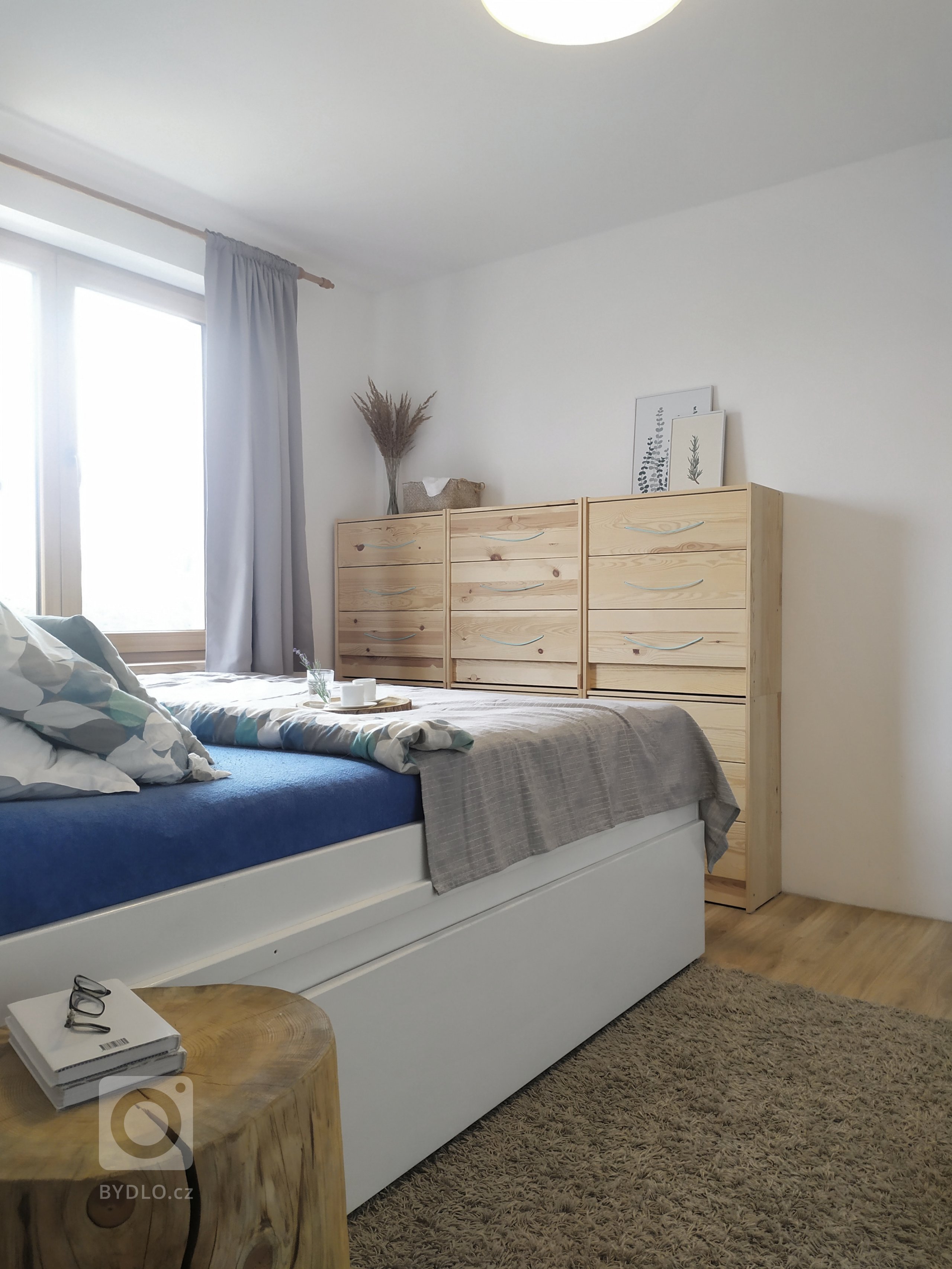 Rodinný dům je navržen jako jednoduchý bungalow. Obytná plocha 150 m2 je rozdělena mezi velkorysý obytný pokoj s&nbsp;kuchyní a menší ložnice. Orientace budovy…