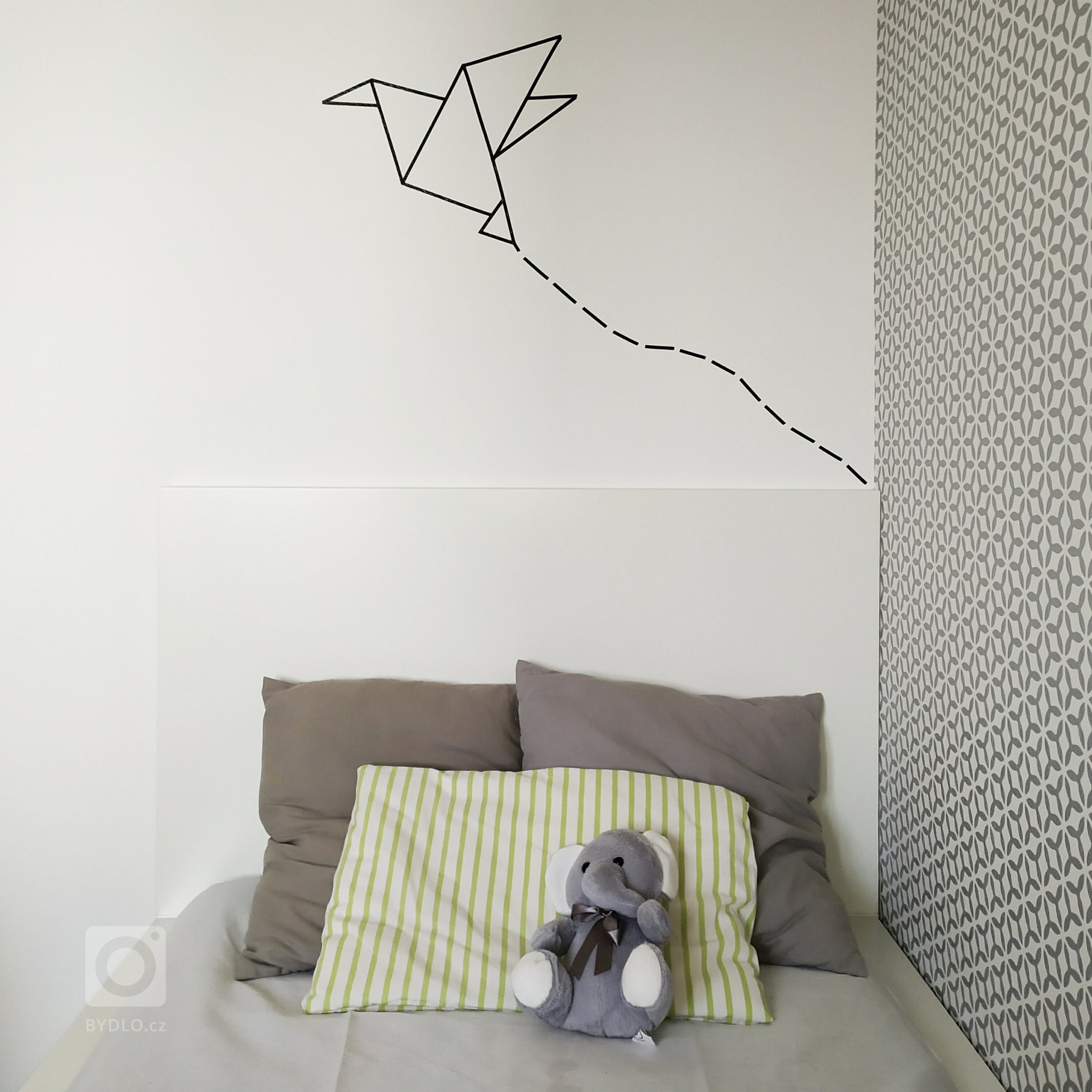 Rodinný dům je navržen jako jednoduchý bungalow. Obytná plocha 150 m2 je rozdělena mezi velkorysý obytný pokoj s&nbsp;kuchyní a menší ložnice. Orientace budovy…