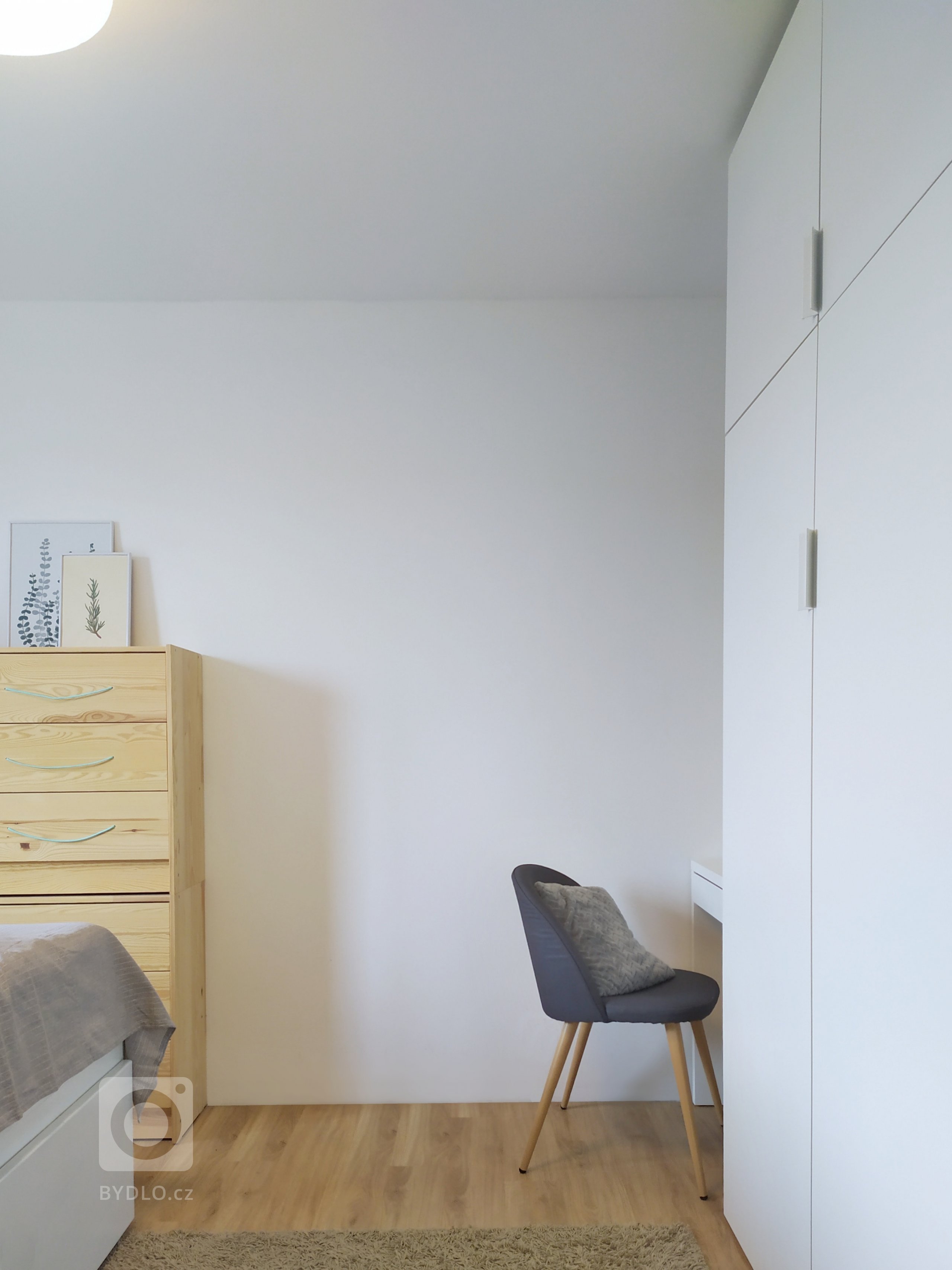 Rodinný dům je navržen jako jednoduchý bungalow. Obytná plocha 150 m2 je rozdělena mezi velkorysý obytný pokoj s&nbsp;kuchyní a menší ložnice. Orientace budovy…