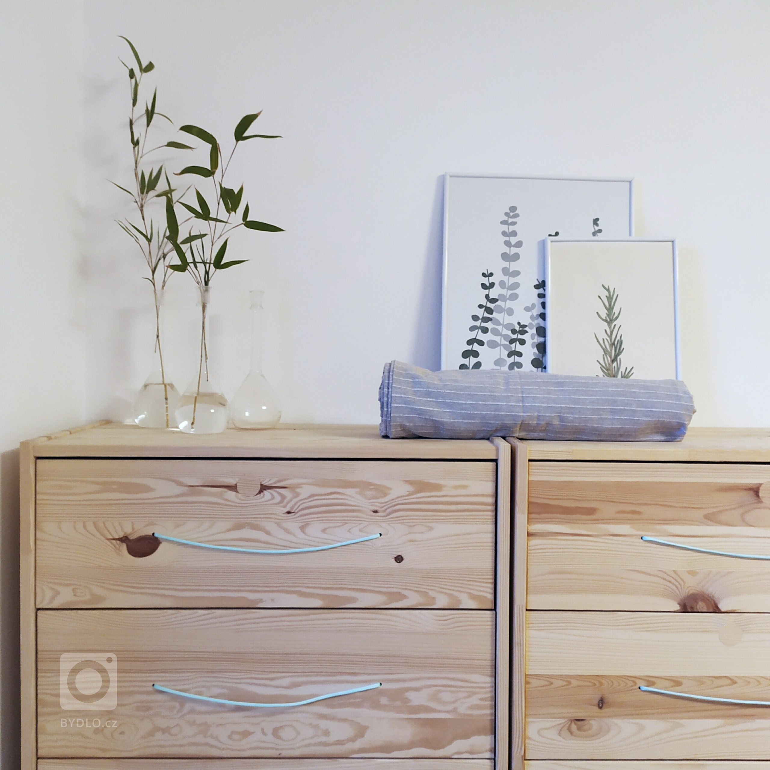 Rodinný dům je navržen jako jednoduchý bungalow. Obytná plocha 150 m2 je rozdělena mezi velkorysý obytný pokoj s&nbsp;kuchyní a menší ložnice. Orientace budovy…