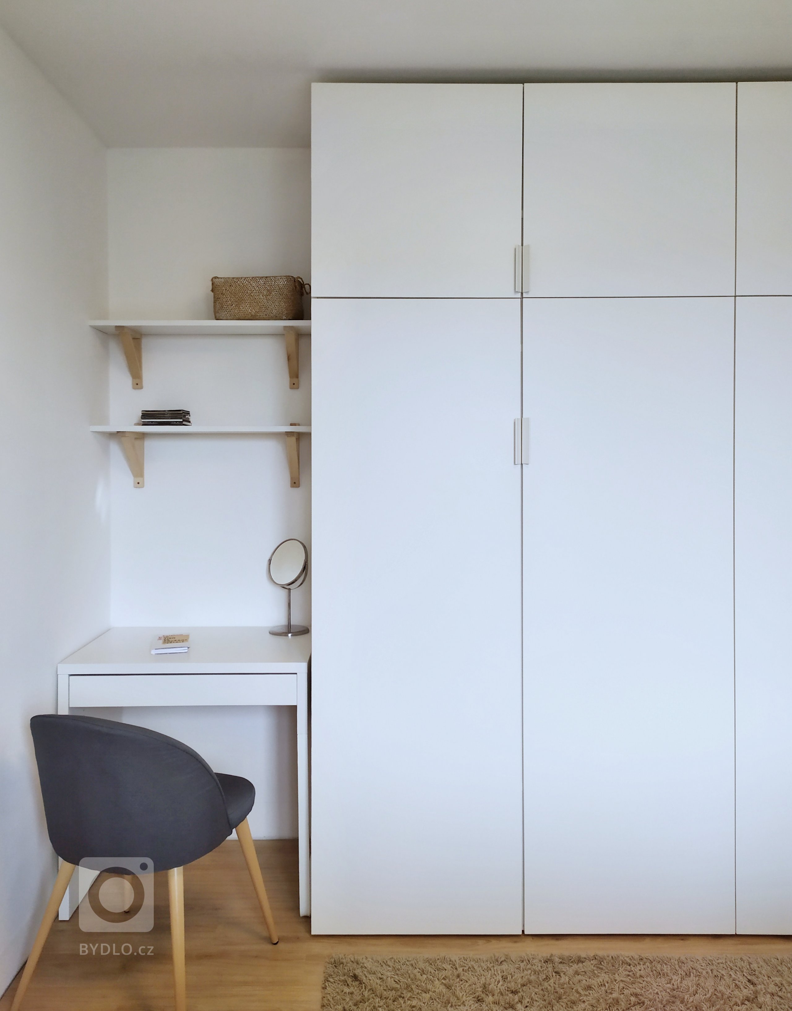 Rodinný dům je navržen jako jednoduchý bungalow. Obytná plocha 150 m2 je rozdělena mezi velkorysý obytný pokoj s&nbsp;kuchyní a menší ložnice. Orientace budovy…