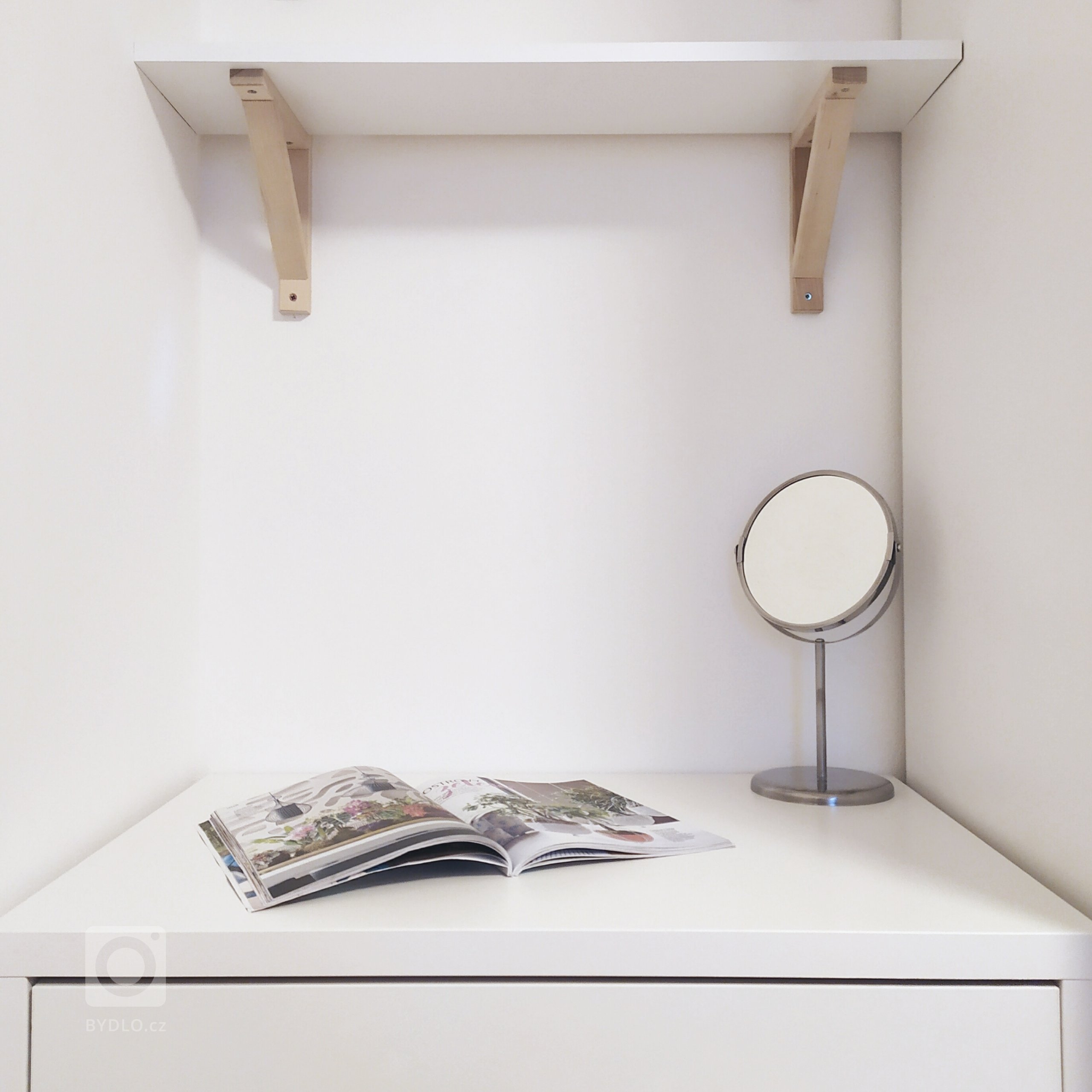 Rodinný dům je navržen jako jednoduchý bungalow. Obytná plocha 150 m2 je rozdělena mezi velkorysý obytný pokoj s&nbsp;kuchyní a menší ložnice. Orientace budovy…