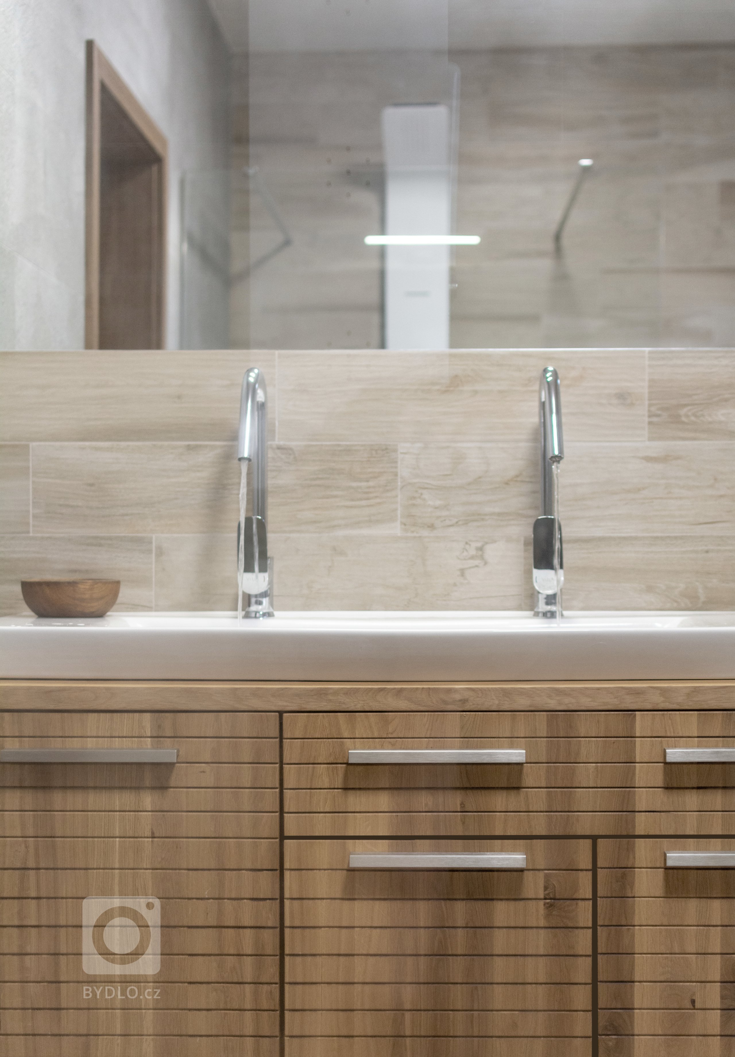 Novostavba rodinného domu nedaleko Českých Budějovic je navržena v&nbsp;tlumených barvách s&nbsp;důrazem na přírodní prvky a materiály. Hlavní obytnou místnost…