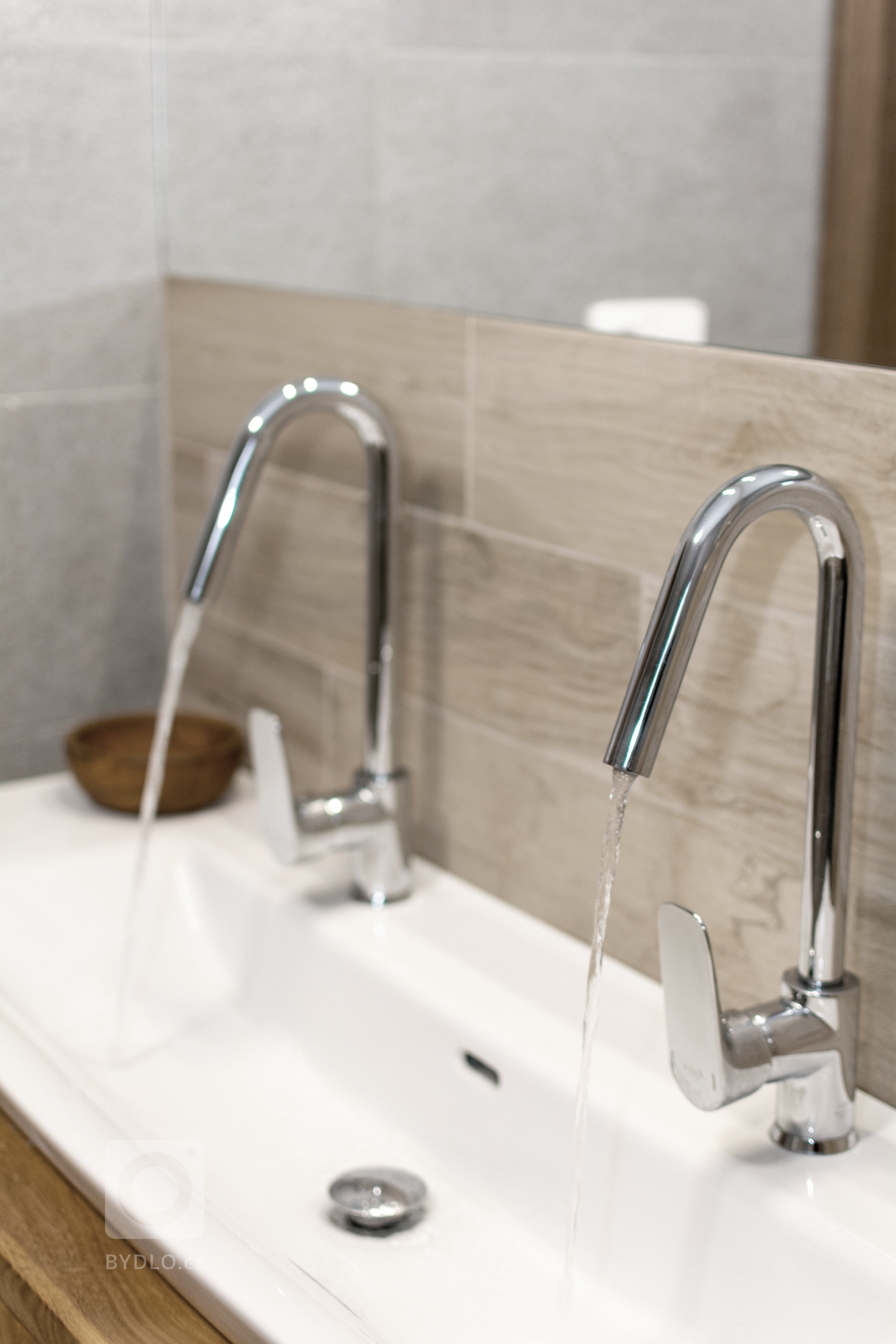 Novostavba rodinného domu nedaleko Českých Budějovic je navržena v&nbsp;tlumených barvách s&nbsp;důrazem na přírodní prvky a materiály. Hlavní obytnou místnost…