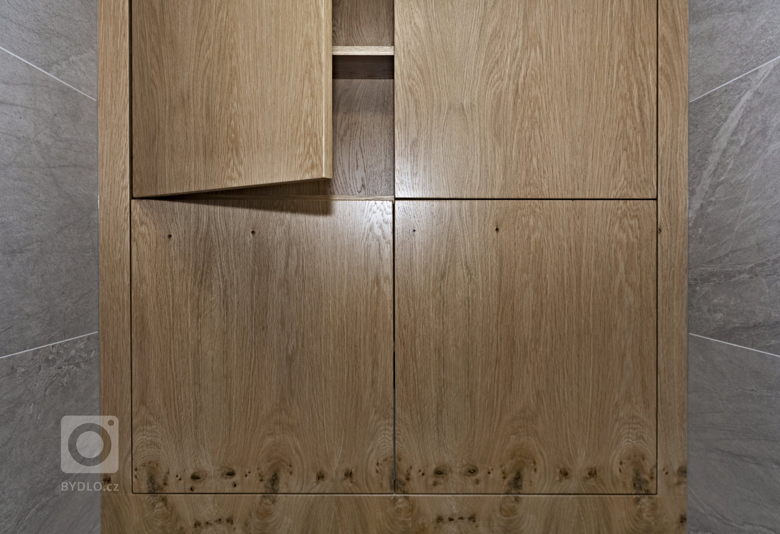 Rodinný dům ve Starých Hodějovicích má za úkol dobře sloužit početné rodině. I proto byl důraz kladen zejména na funkčnost. Soukromé pokoje jsou vybaveny…